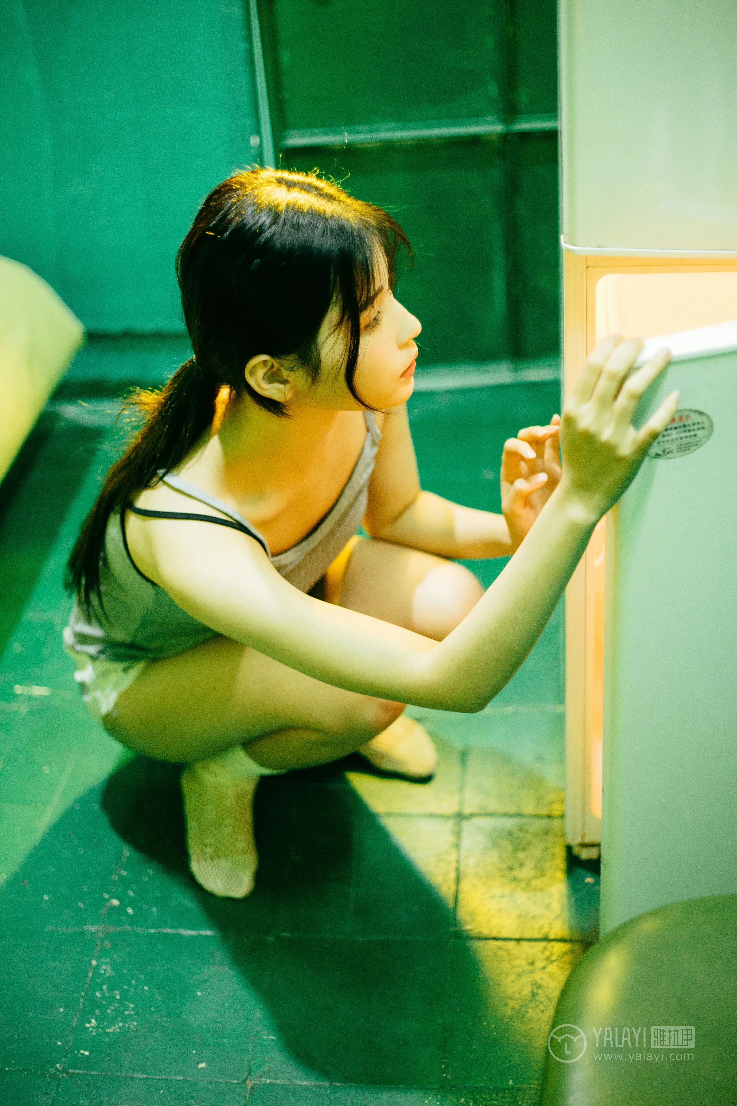 [YALAYI雅拉伊]No.198 重庆森林 阿惜 灰色吊带小背心加安全短裤性感私房写真集第4张