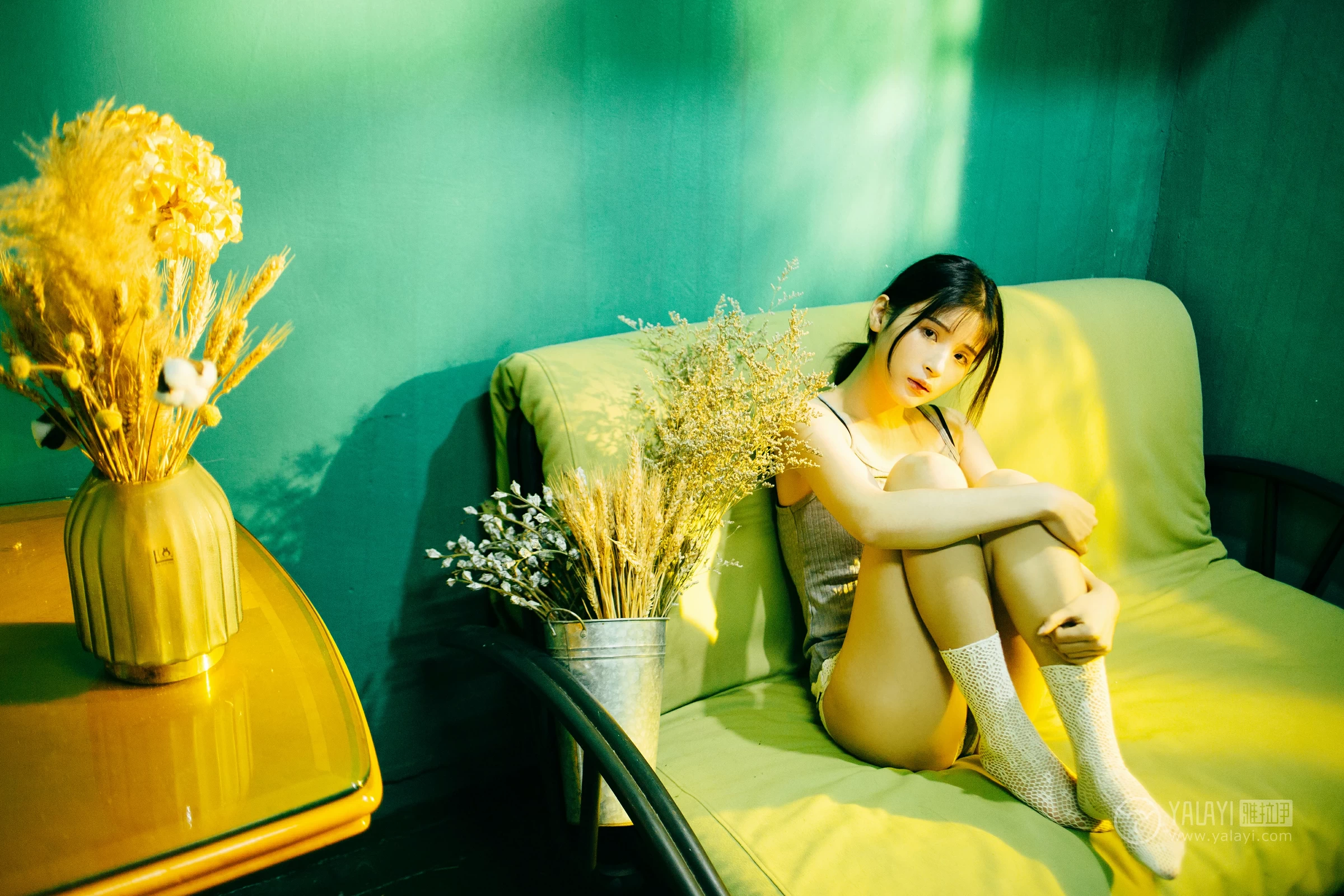 [YALAYI雅拉伊]No.198 重庆森林 阿惜 灰色吊带小背心加安全短裤性感私房写真集第6张