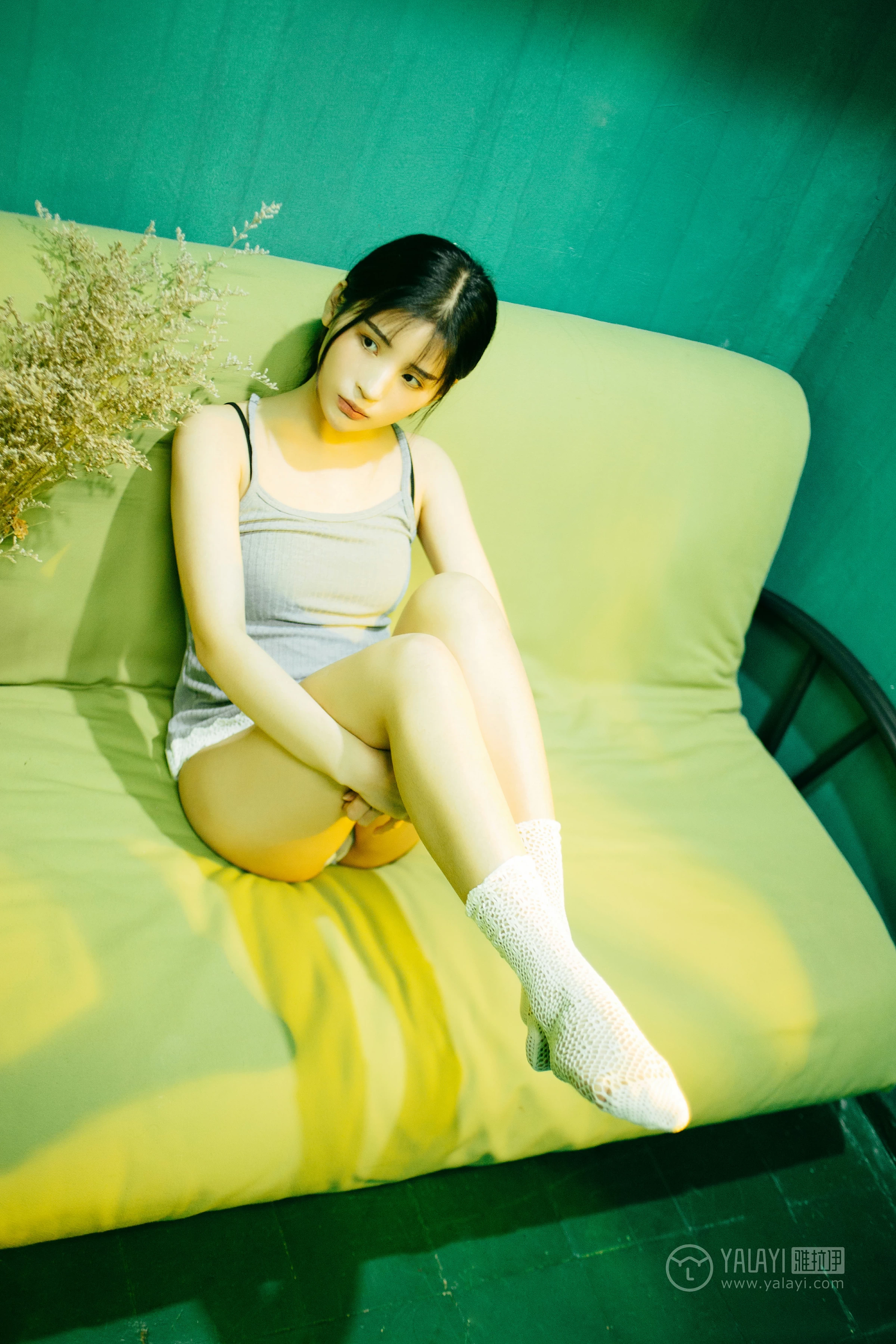 [YALAYI雅拉伊]No.198 重庆森林 阿惜 灰色吊带小背心加安全短裤性感私房写真集第9张