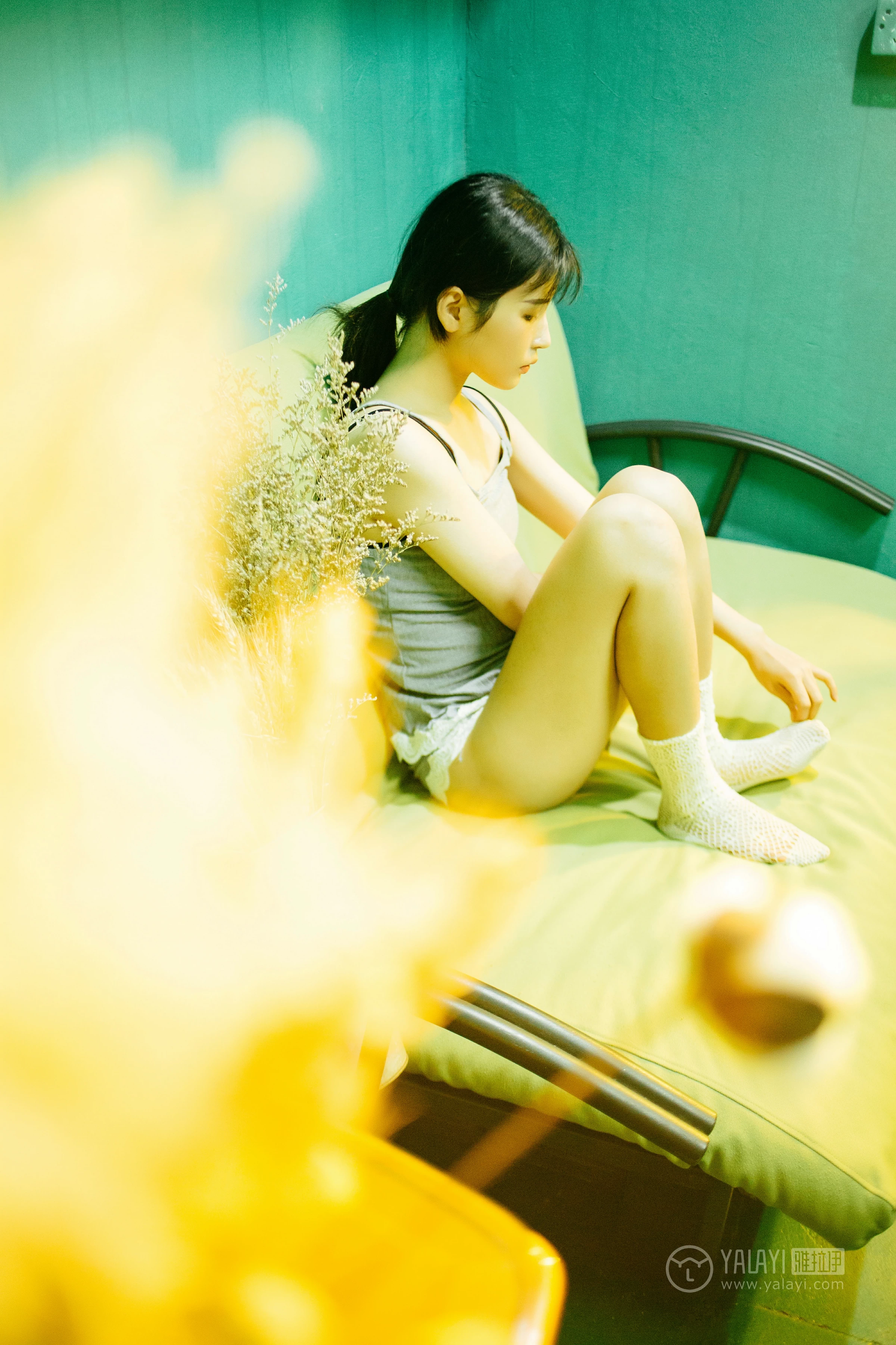 [YALAYI雅拉伊]No.198 重庆森林 阿惜 灰色吊带小背心加安全短裤性感私房写真集第13张