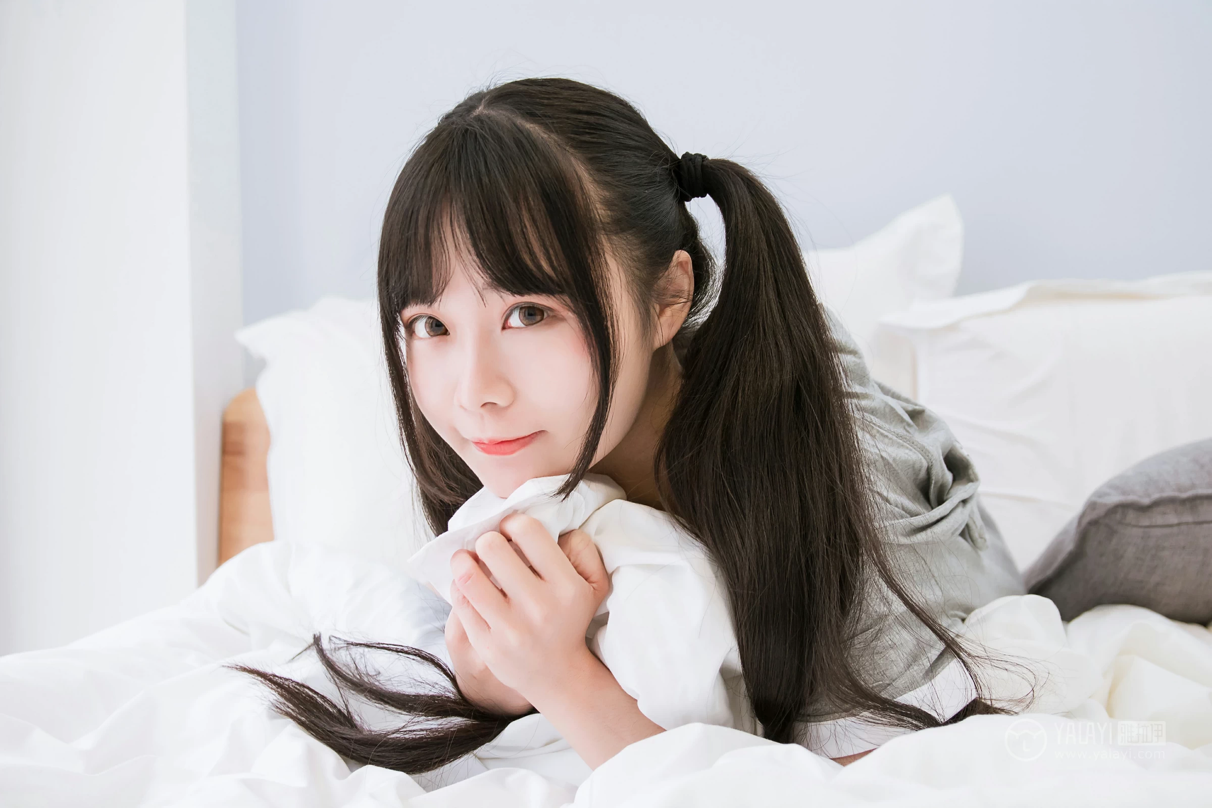 [YALAYI雅拉伊]No.201 龙猫睡衣 小琉 灰色连身睡衣加黑色情趣内衣性感私房写真集第2张