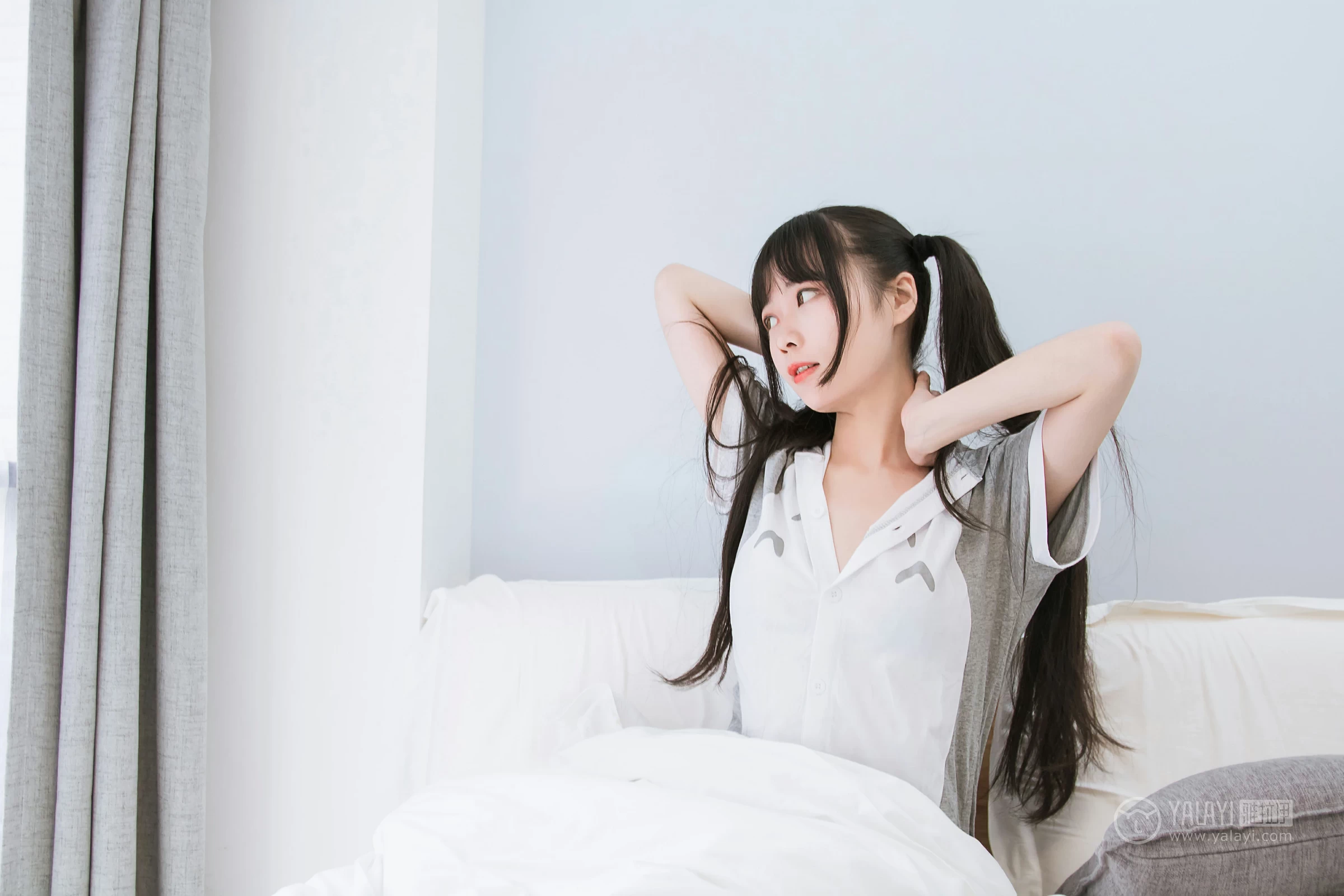 [YALAYI雅拉伊]No.201 龙猫睡衣 小琉 灰色连身睡衣加黑色情趣内衣性感私房写真集第2张