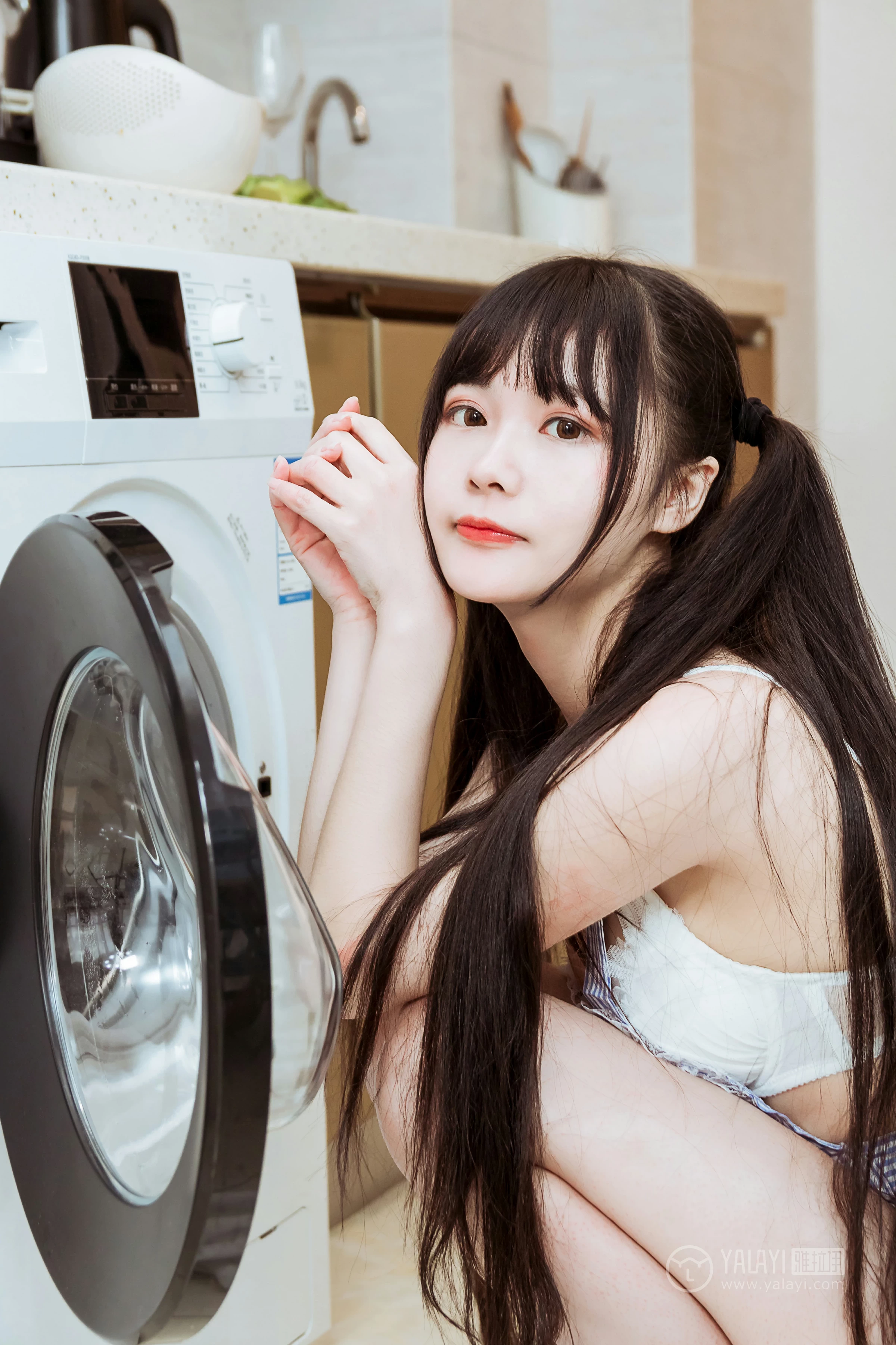 [YALAYI雅拉伊]No.204 美味厨娘 小琉 格子围裙加白色蕾丝内衣性感私房写真集第11张