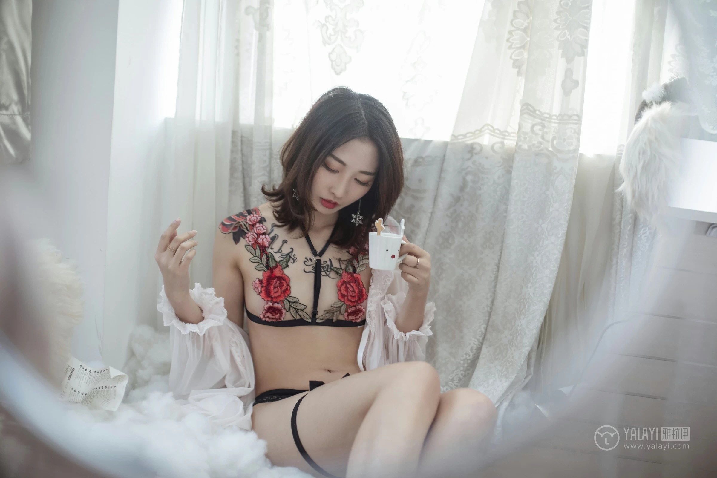 [YALAYI雅拉伊]No.207 田园春梦 佳佳 白色蕾丝睡衣加透视情趣内衣性感私房写真集第9张