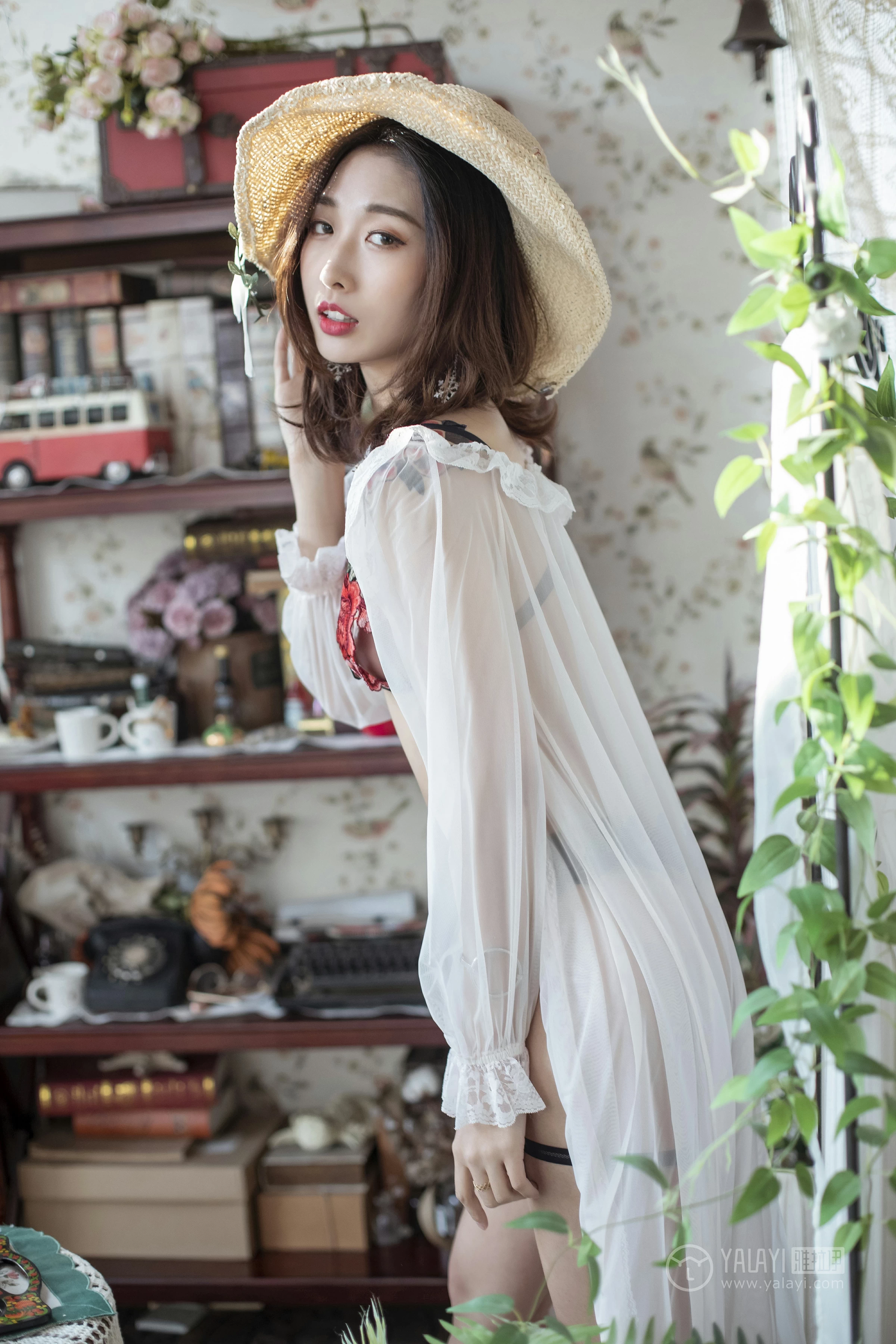 [YALAYI雅拉伊]No.207 田园春梦 佳佳 白色蕾丝睡衣加透视情趣内衣性感私房写真集第12张