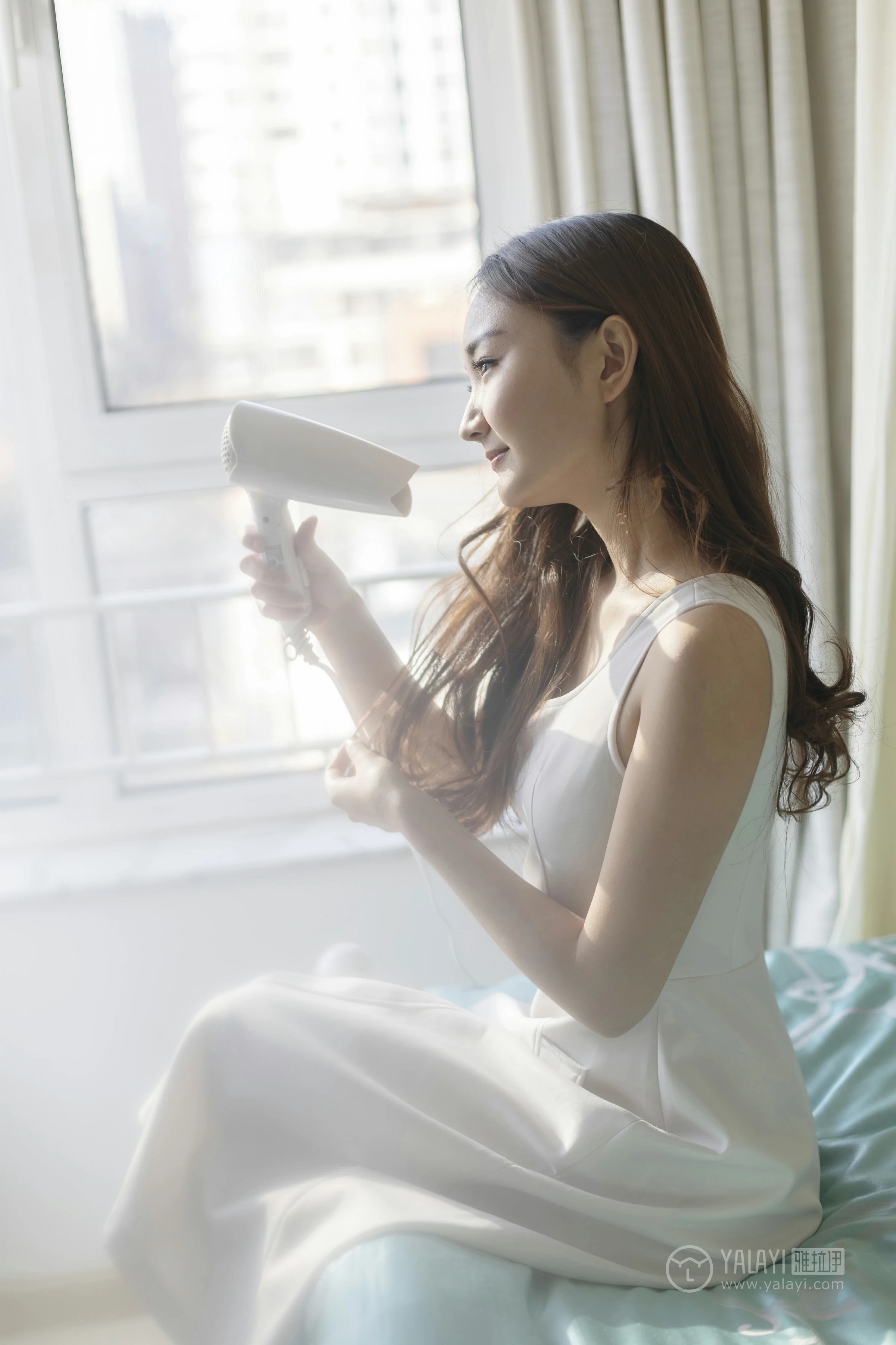 [YALAYI雅拉伊]No.212 白色星期六 丁煊彤 白色连身礼裙性感私房写真集第9张