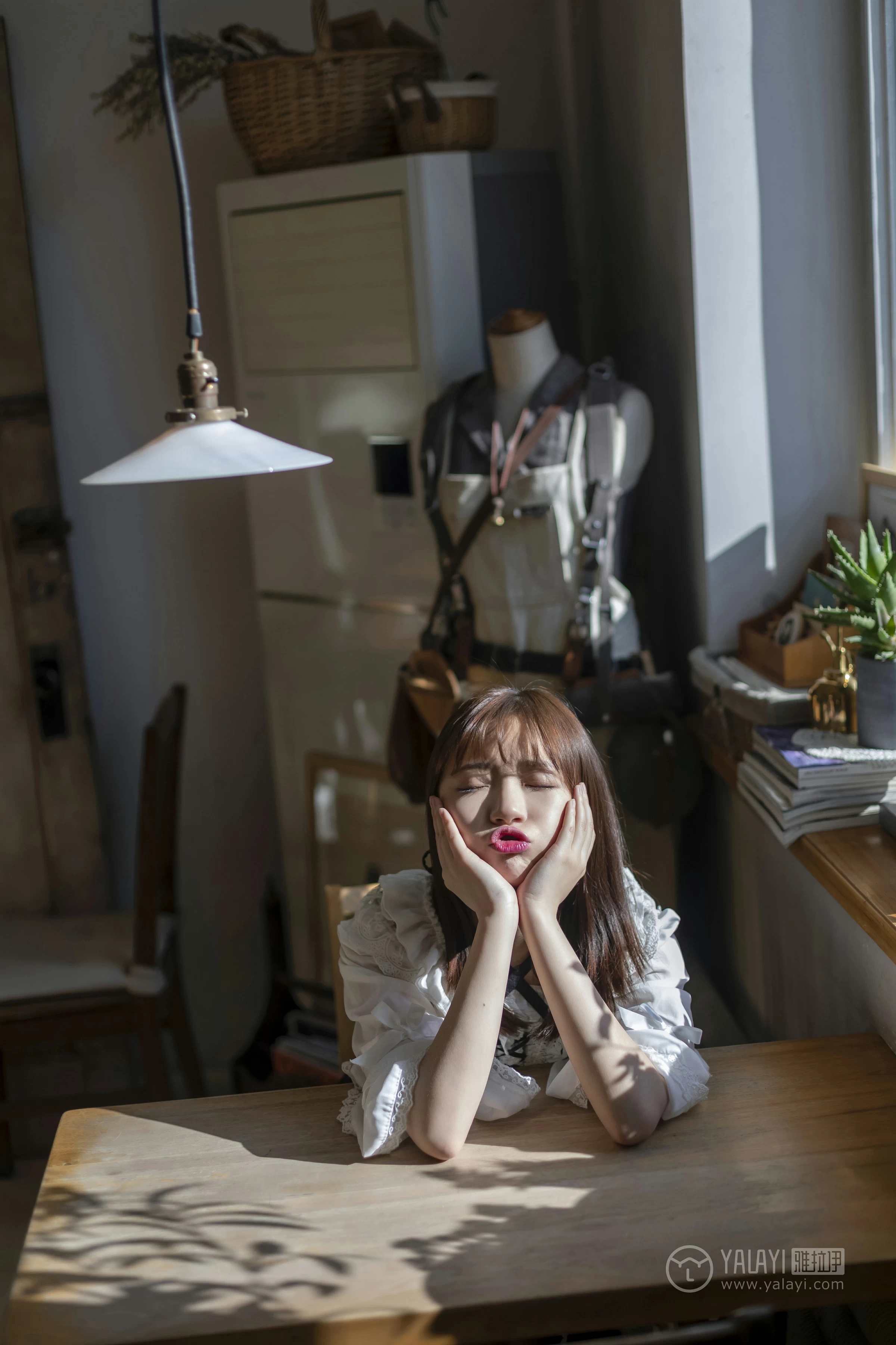[YALAYI雅拉伊]No.219 半糖洛丽塔 刘开心 情趣公主制服连衣裙性感私房写真集第4张