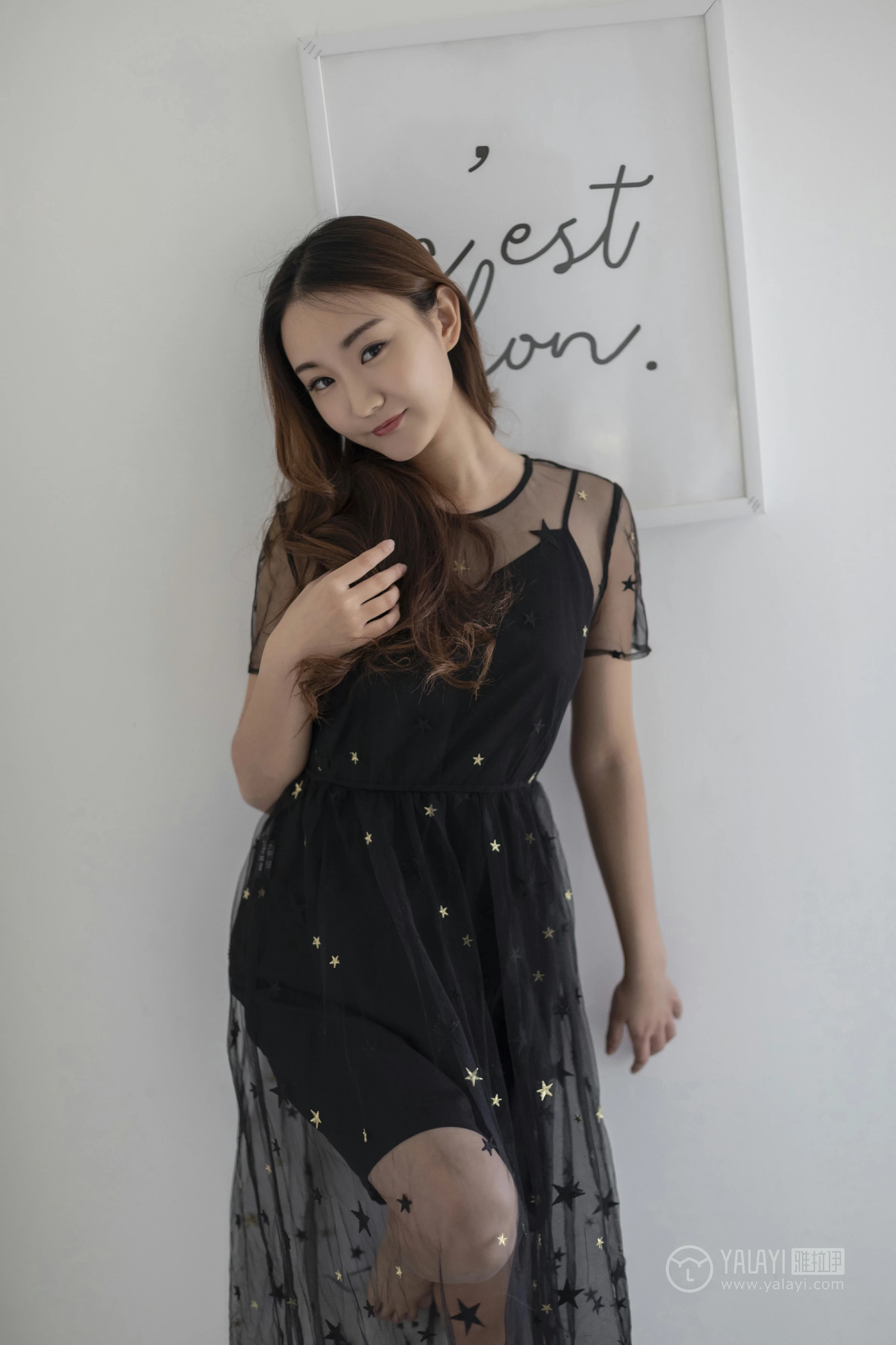 [YALAYI雅拉伊]No.220 等候 丁煊彤 黑色透视吊带连衣裙性感私房写真集第5张