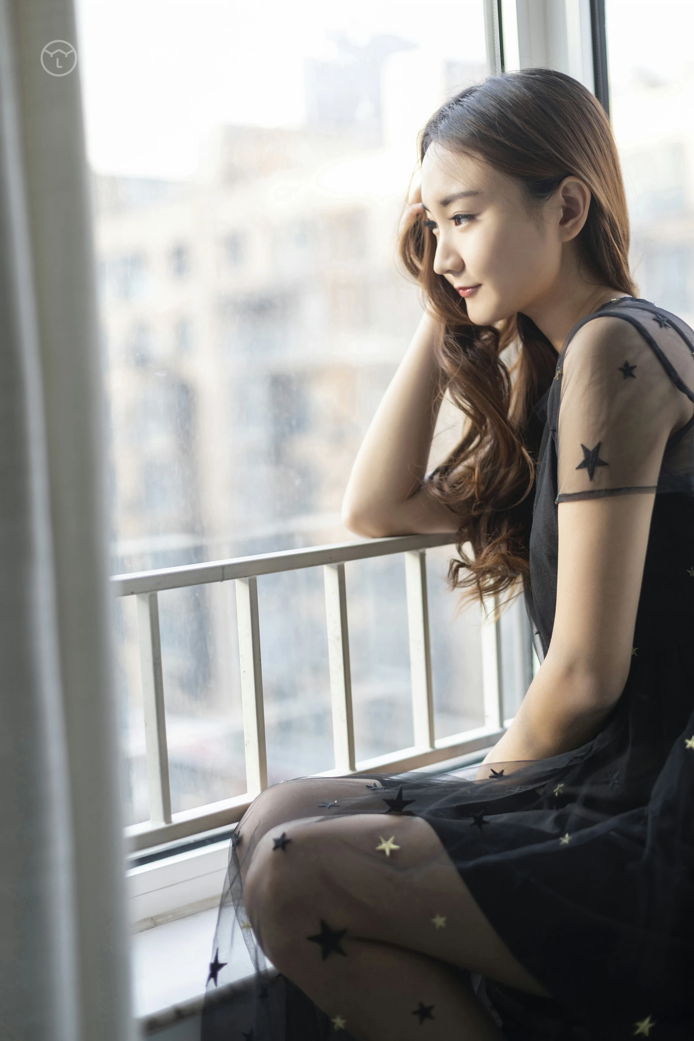 [YALAYI雅拉伊]No.220 等候 丁煊彤 黑色透视吊带连衣裙性感私房写真集第6张