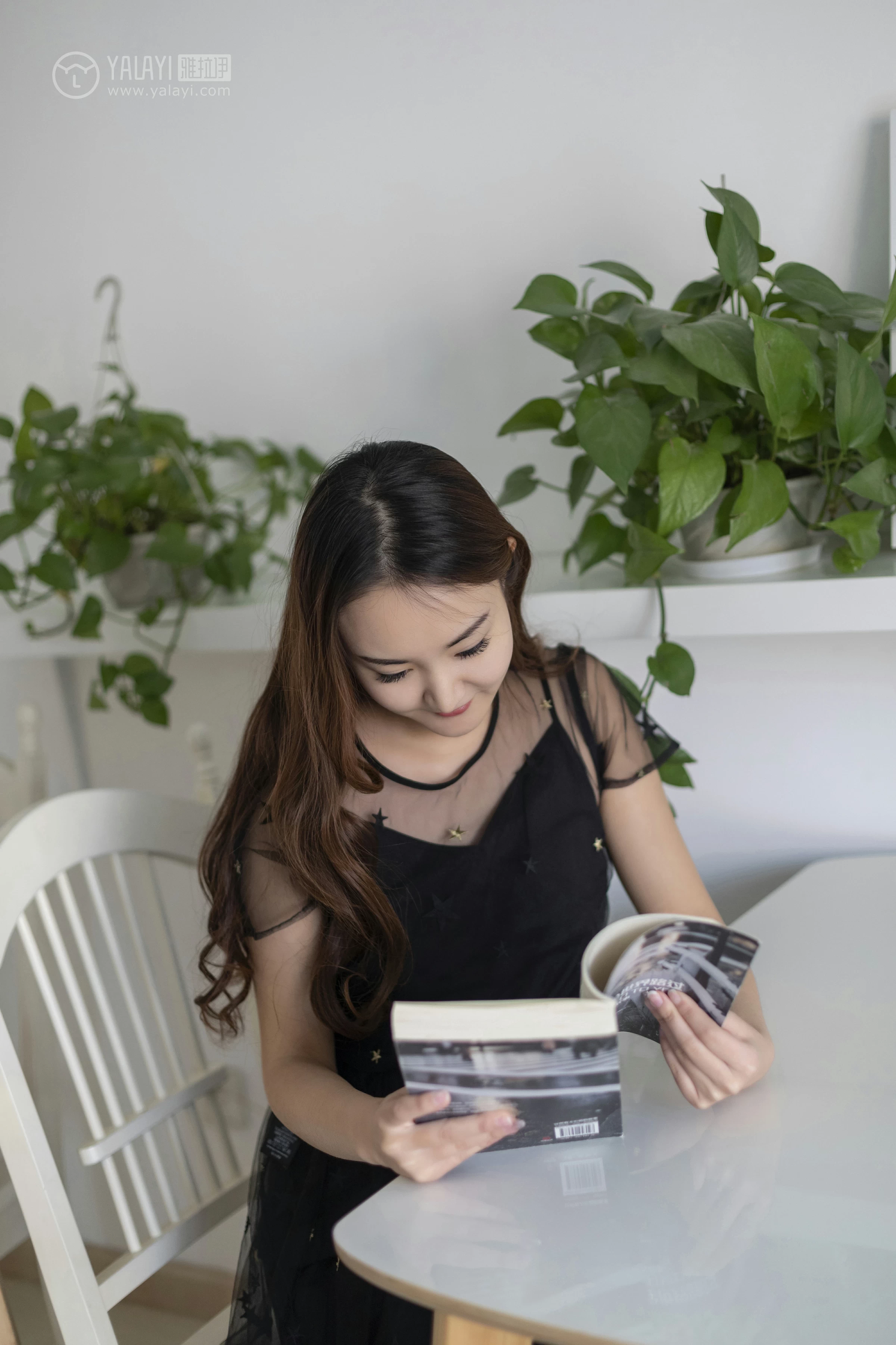 [YALAYI雅拉伊]No.220 等候 丁煊彤 黑色透视吊带连衣裙性感私房写真集第11张