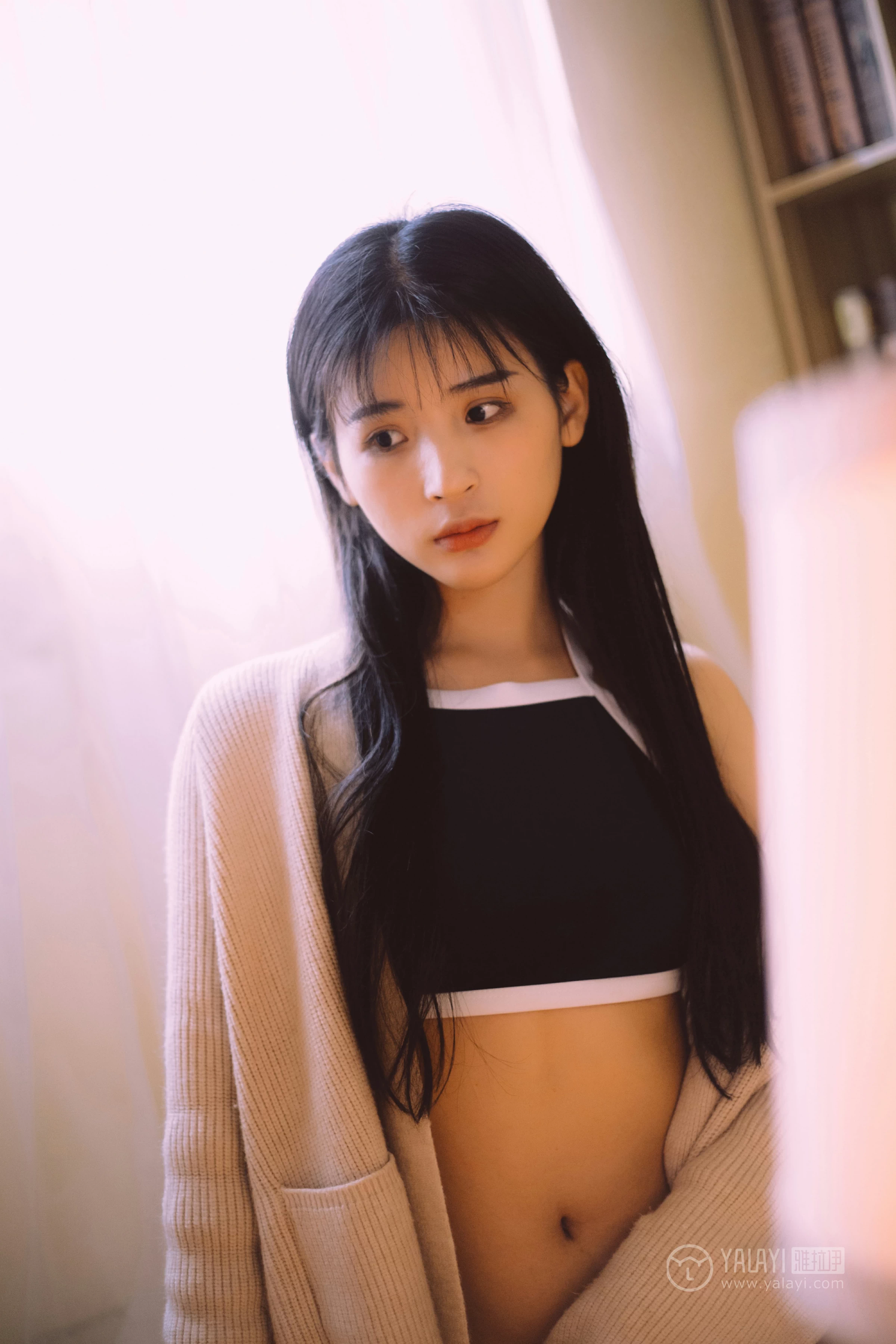 [YALAYI雅拉伊]No.222 如花似玉 阿惜 白色外套加蓝色内衣性感私房写真集第6张