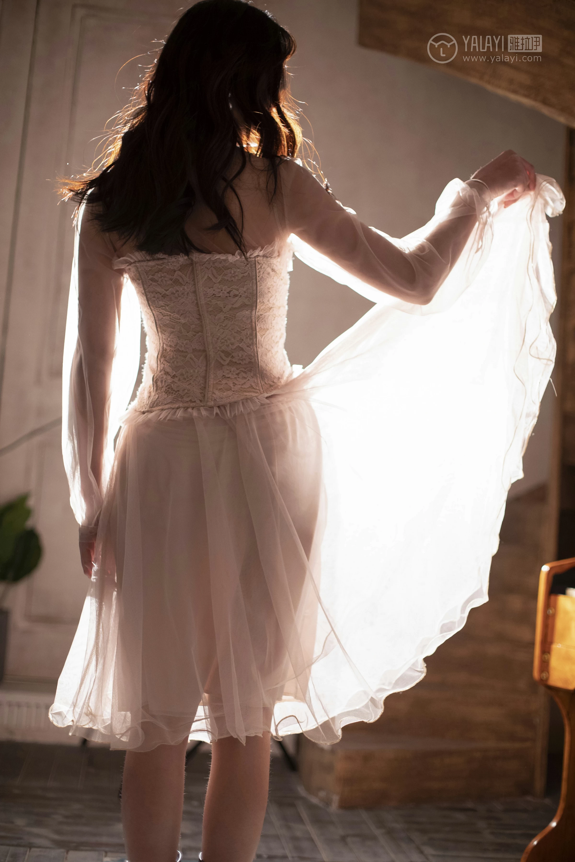 [YALAYI雅拉伊]No.227 蓝月 项兴咏 粉色透视镂空连衣裙性感私房写真集第5张