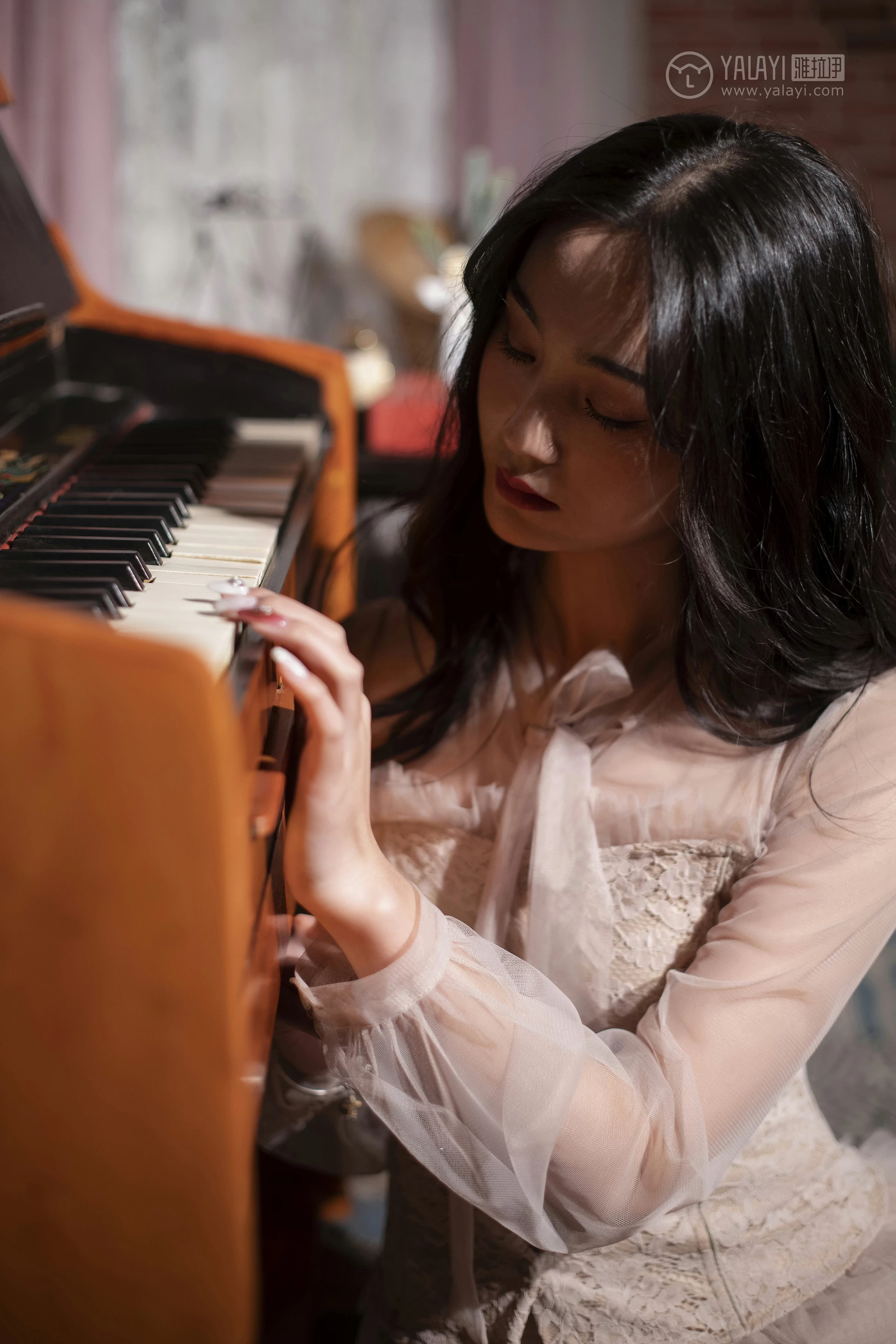 [YALAYI雅拉伊]No.227 蓝月 项兴咏 粉色透视镂空连衣裙性感私房写真集第7张