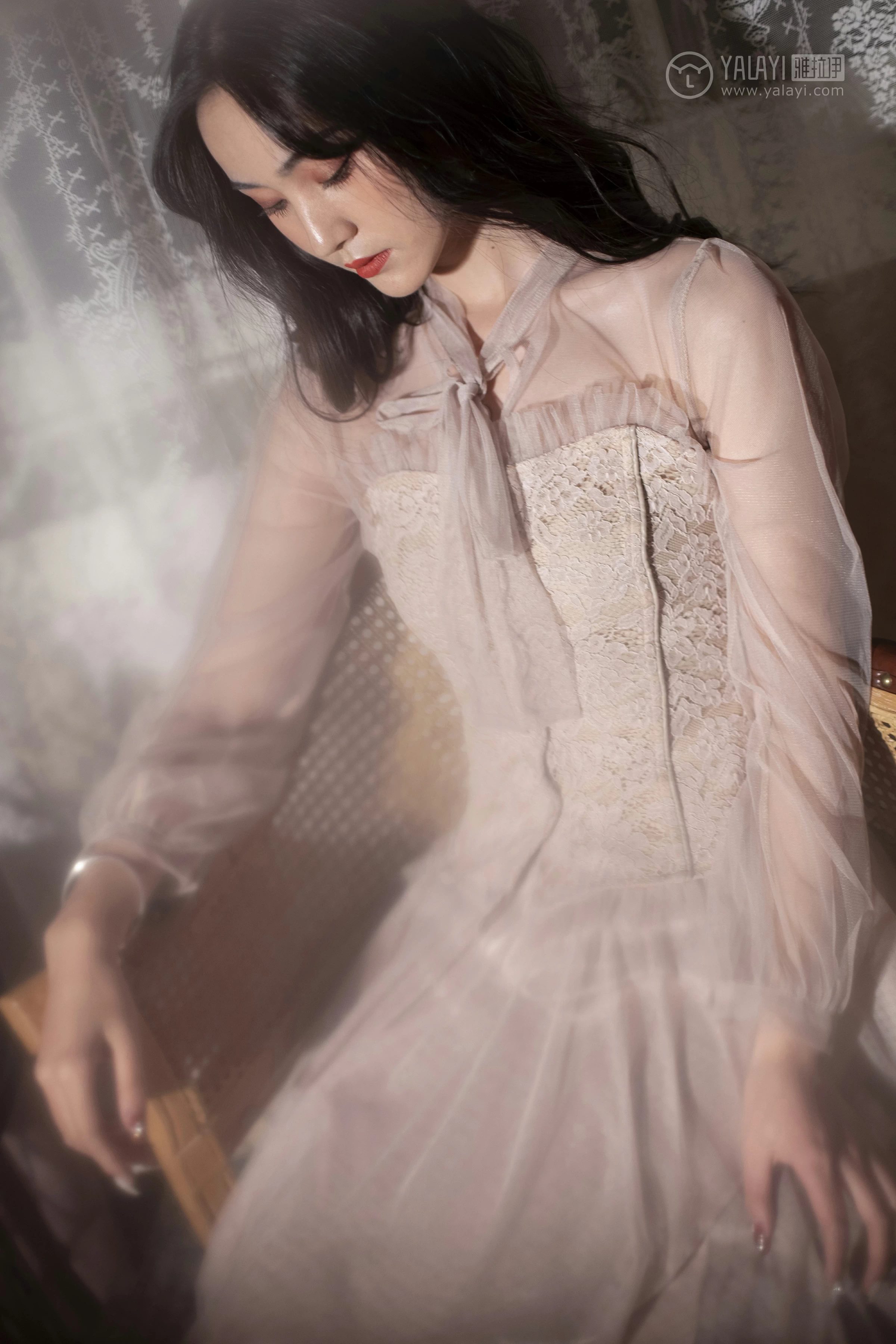 [YALAYI雅拉伊]No.227 蓝月 项兴咏 粉色透视镂空连衣裙性感私房写真集第12张