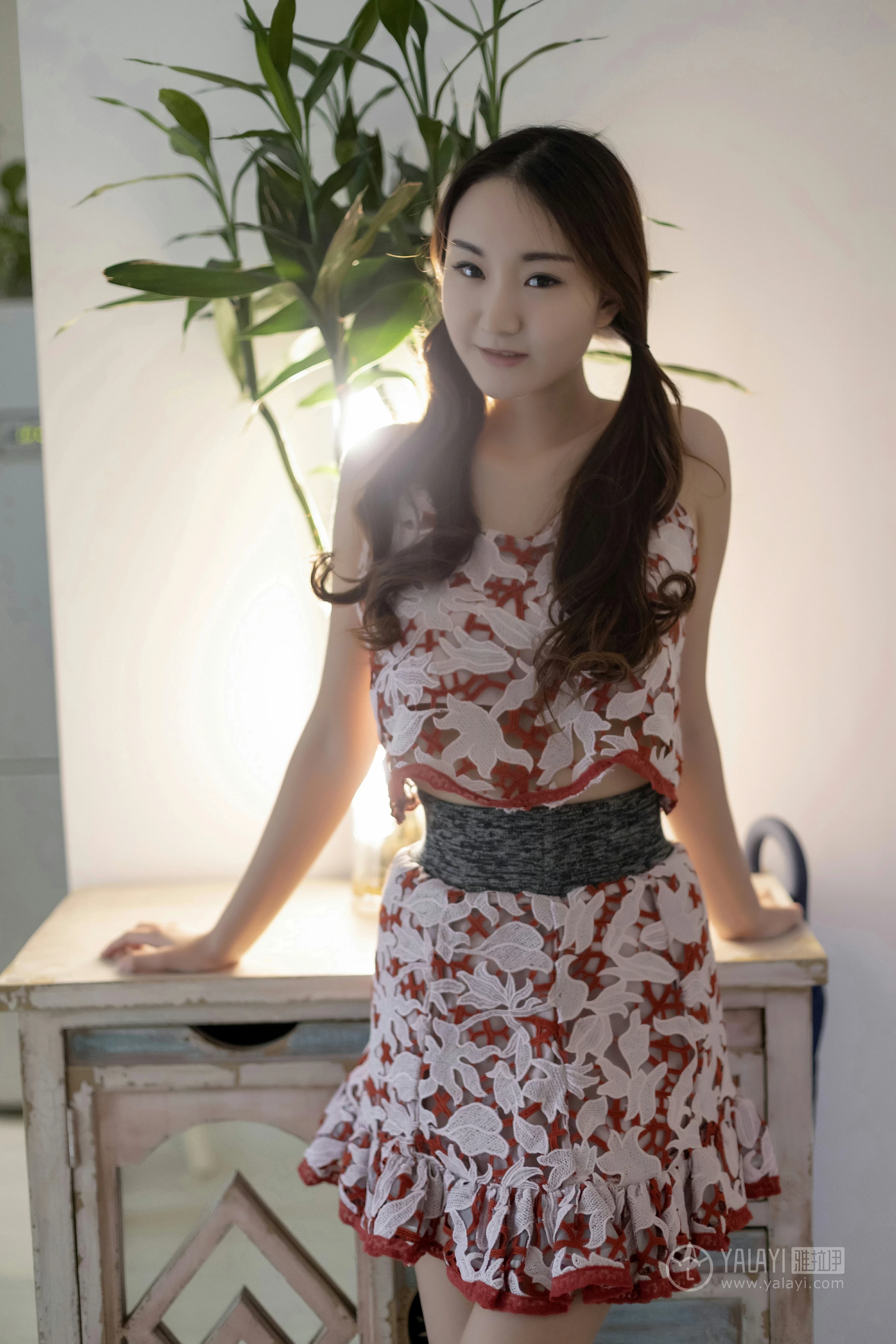 [YALAYI雅拉伊]No.231 《贤妻》 丁煊彤 红色吊带连衣裙居家性感私房写真集第10张