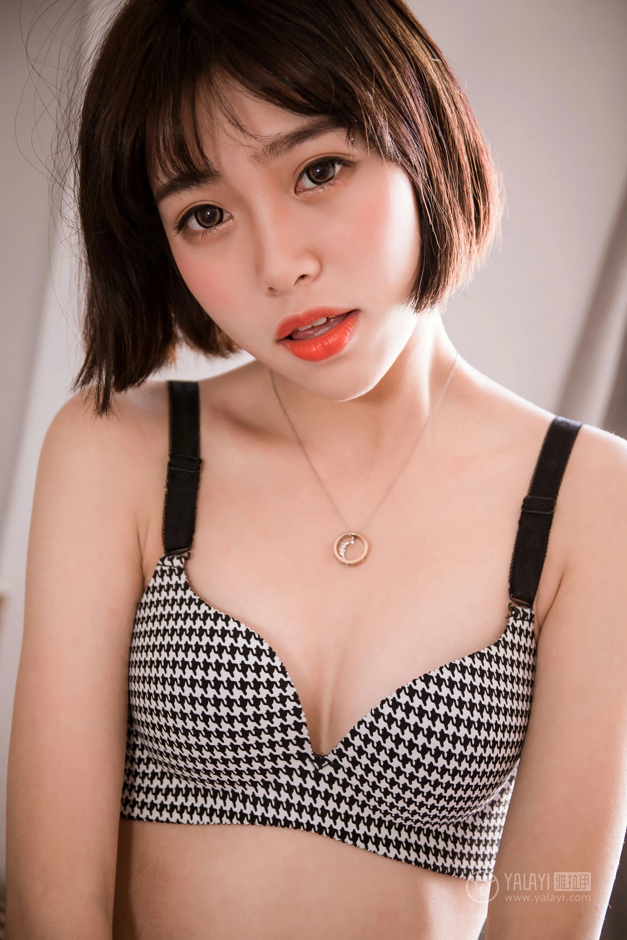 [YALAYI雅拉伊]No.232 《少女的早餐》 小杨 灰色短袖加格子内衣性感私房写真集第4张