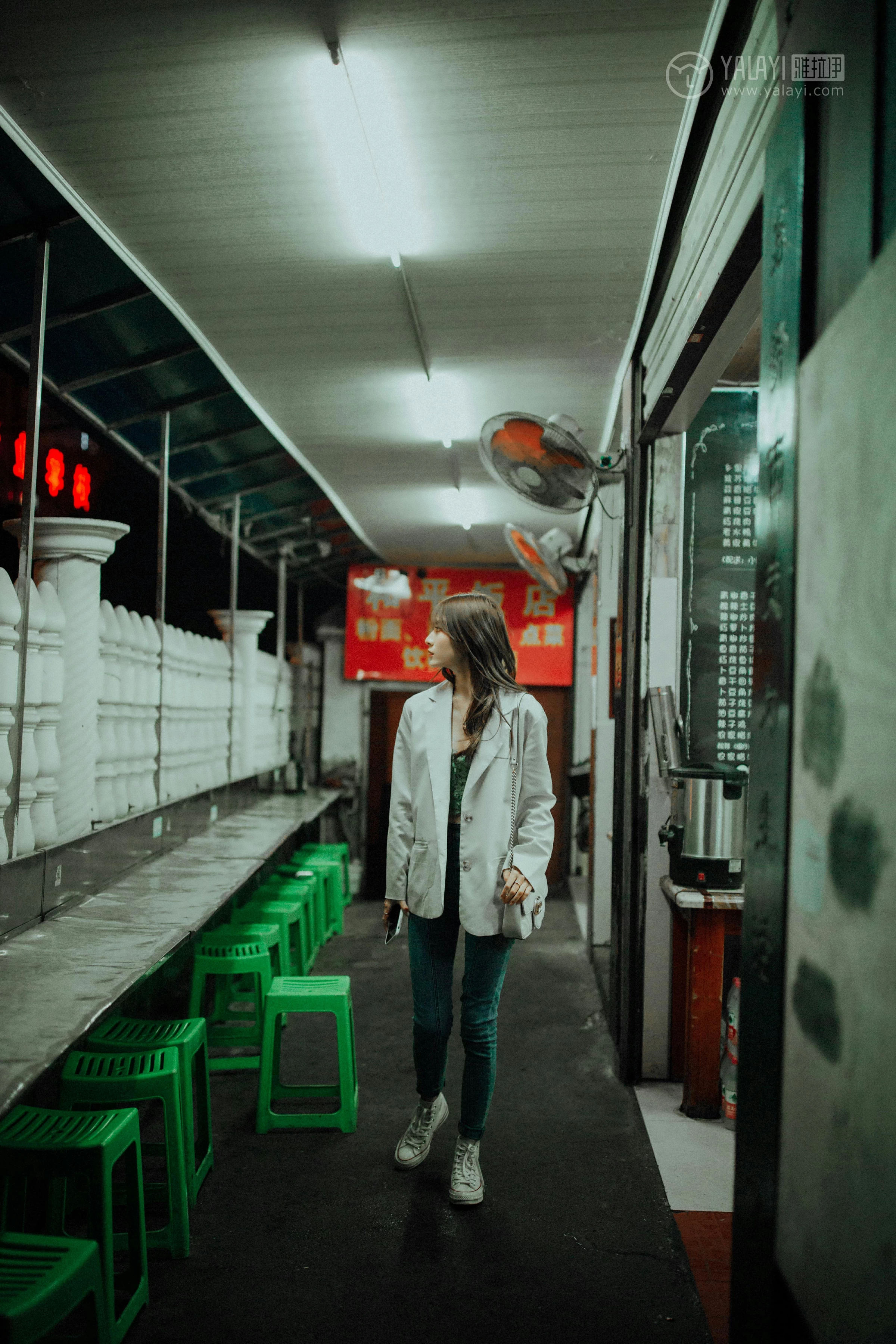 [YALAYI雅拉伊]No.245 无关痛痒 丸糯糯 米色外套与灰色蕾丝内衣加紧身牛仔裙裤性感私房写真集第3张