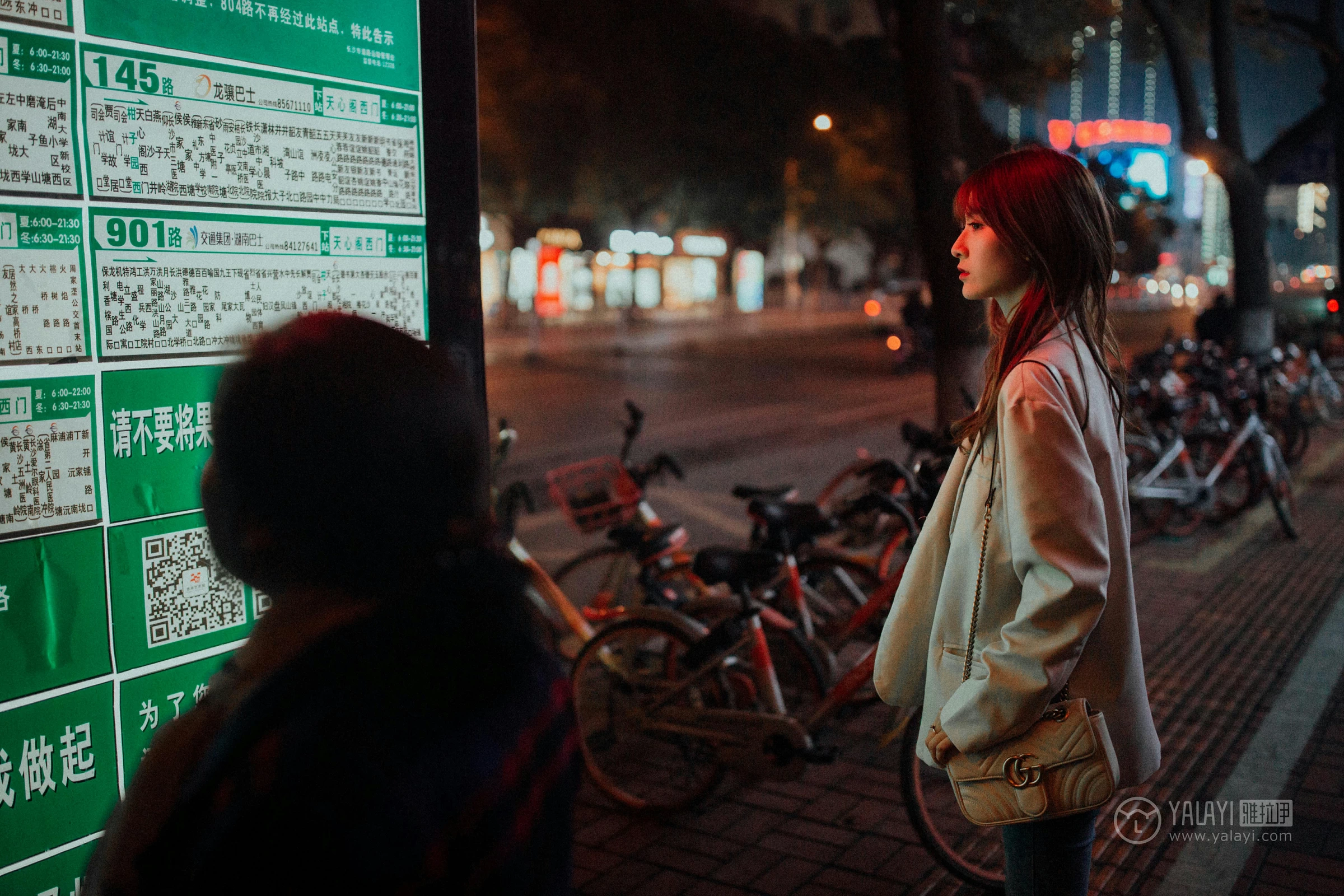 [YALAYI雅拉伊]No.245 无关痛痒 丸糯糯 米色外套与灰色蕾丝内衣加紧身牛仔裙裤性感私房写真集第4张