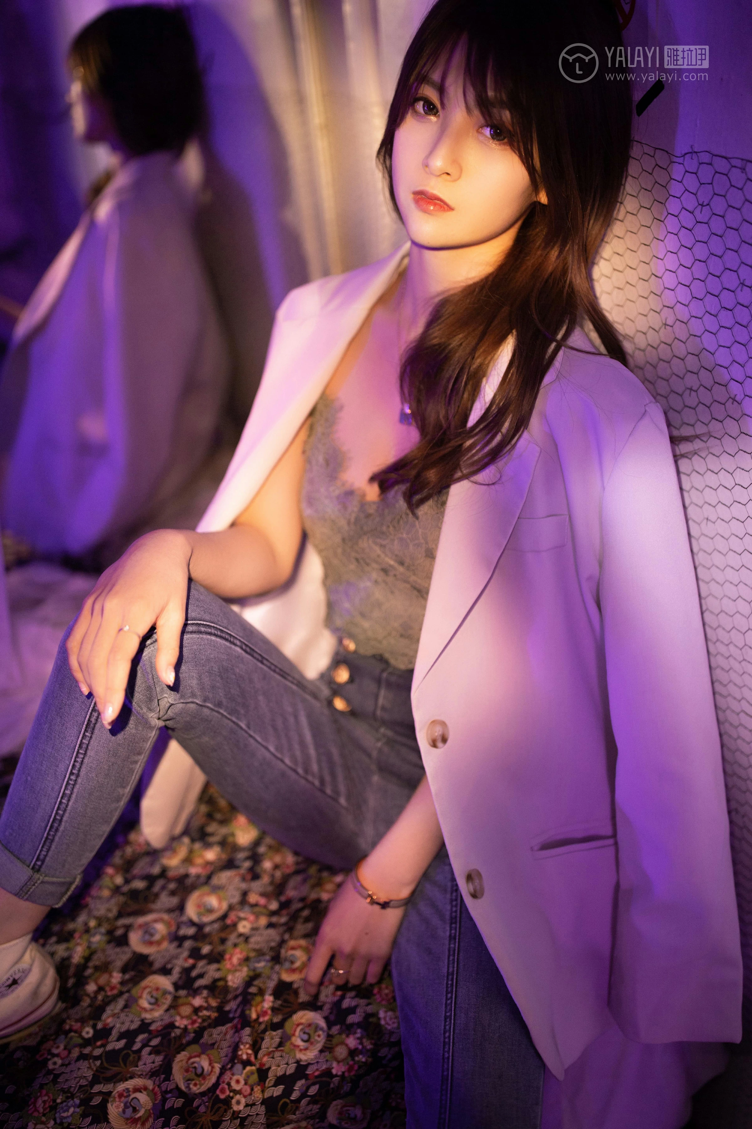 [YALAYI雅拉伊]No.245 无关痛痒 丸糯糯 米色外套与灰色蕾丝内衣加紧身牛仔裙裤性感私房写真集第15张