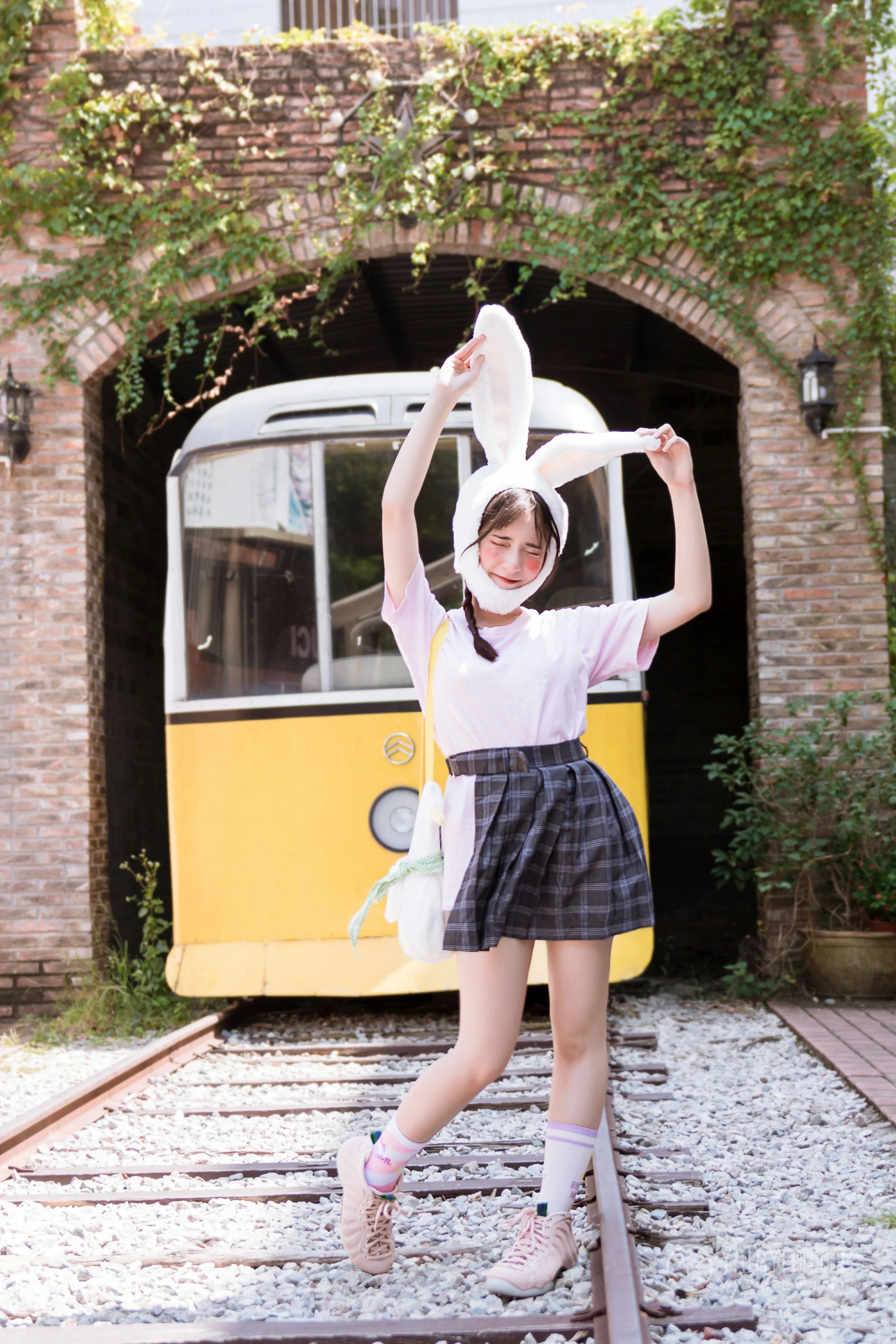 [YALAYI雅拉伊]No.251 小兔子乖乖 阿橙 粉色短袖加灰色格子短裙清纯可爱私房写真集第5张