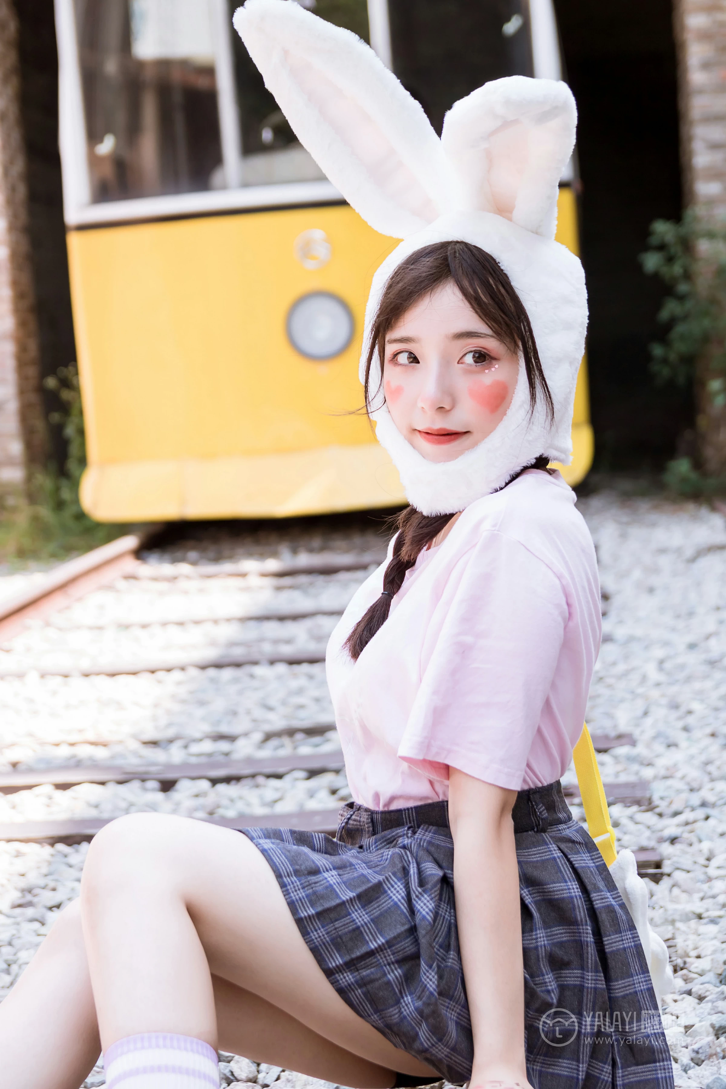 [YALAYI雅拉伊]No.251 小兔子乖乖 阿橙 粉色短袖加灰色格子短裙清纯可爱私房写真集第7张