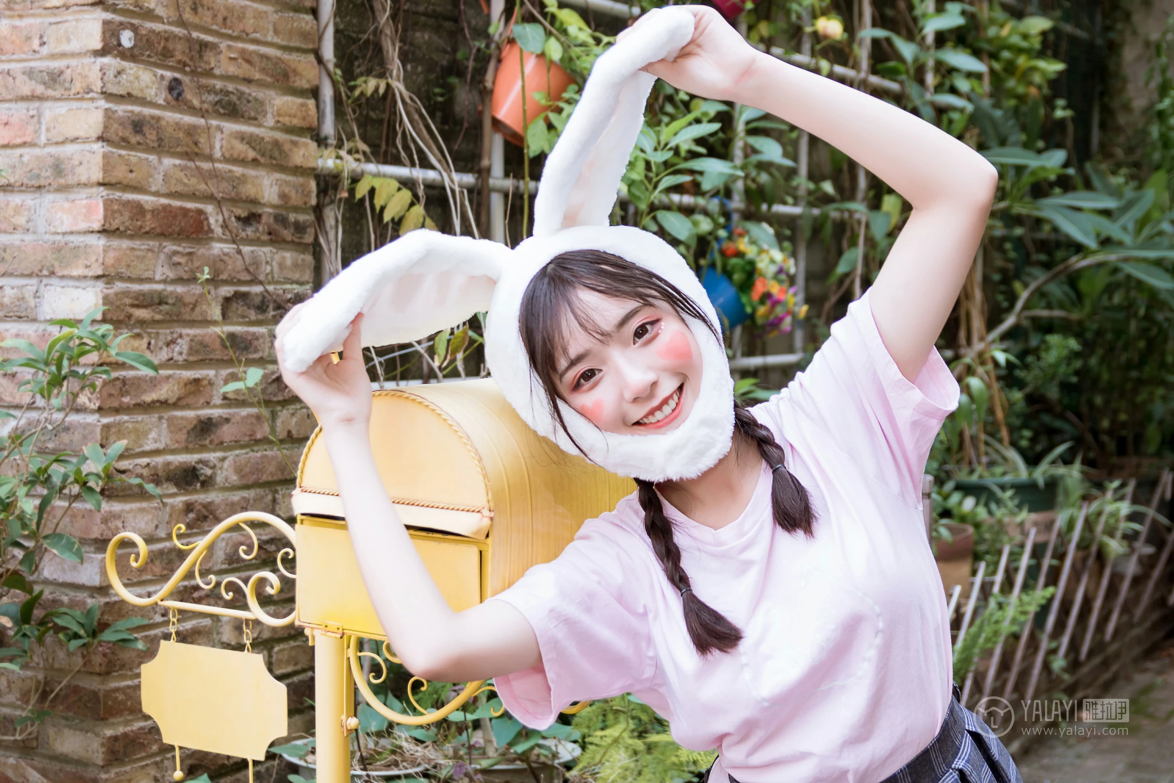 [YALAYI雅拉伊]No.251 小兔子乖乖 阿橙 粉色短袖加灰色格子短裙清纯可爱私房写真集第10张