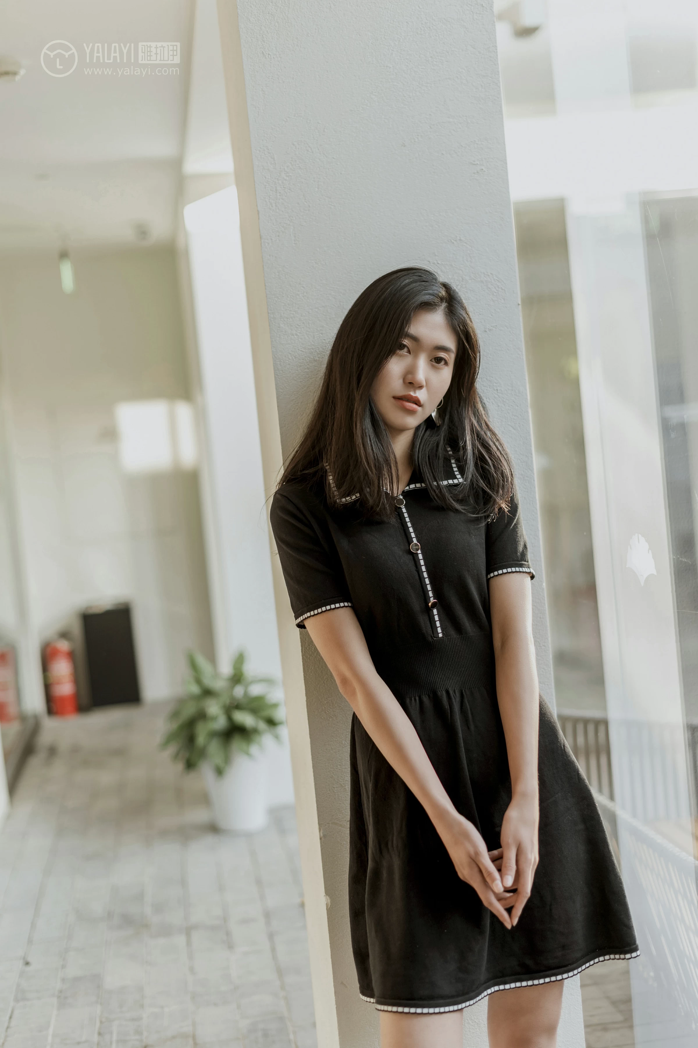 [YALAYI雅拉伊]No.255 款款情深 乔妹儿 黑色收腰连衣裙居家私房写真集第1张