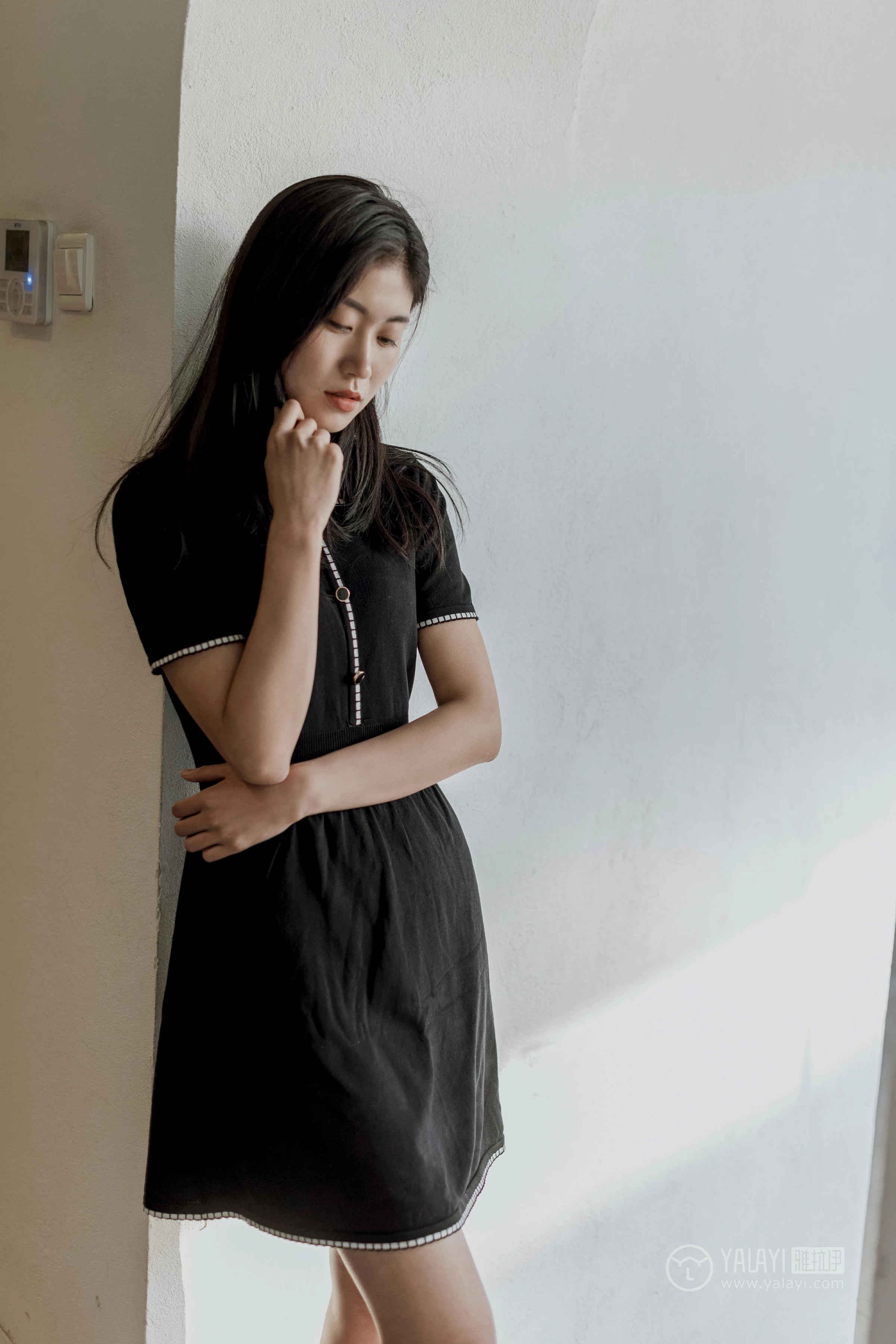 [YALAYI雅拉伊]No.255 款款情深 乔妹儿 黑色收腰连衣裙居家私房写真集第2张