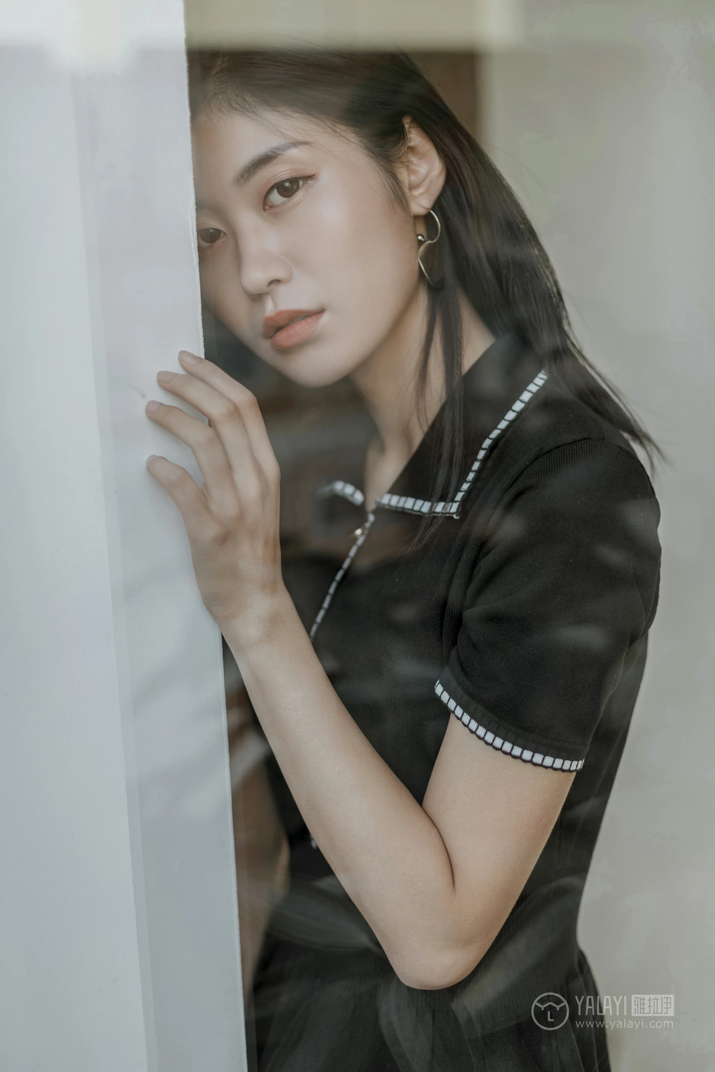 [YALAYI雅拉伊]No.255 款款情深 乔妹儿 黑色收腰连衣裙居家私房写真集第11张