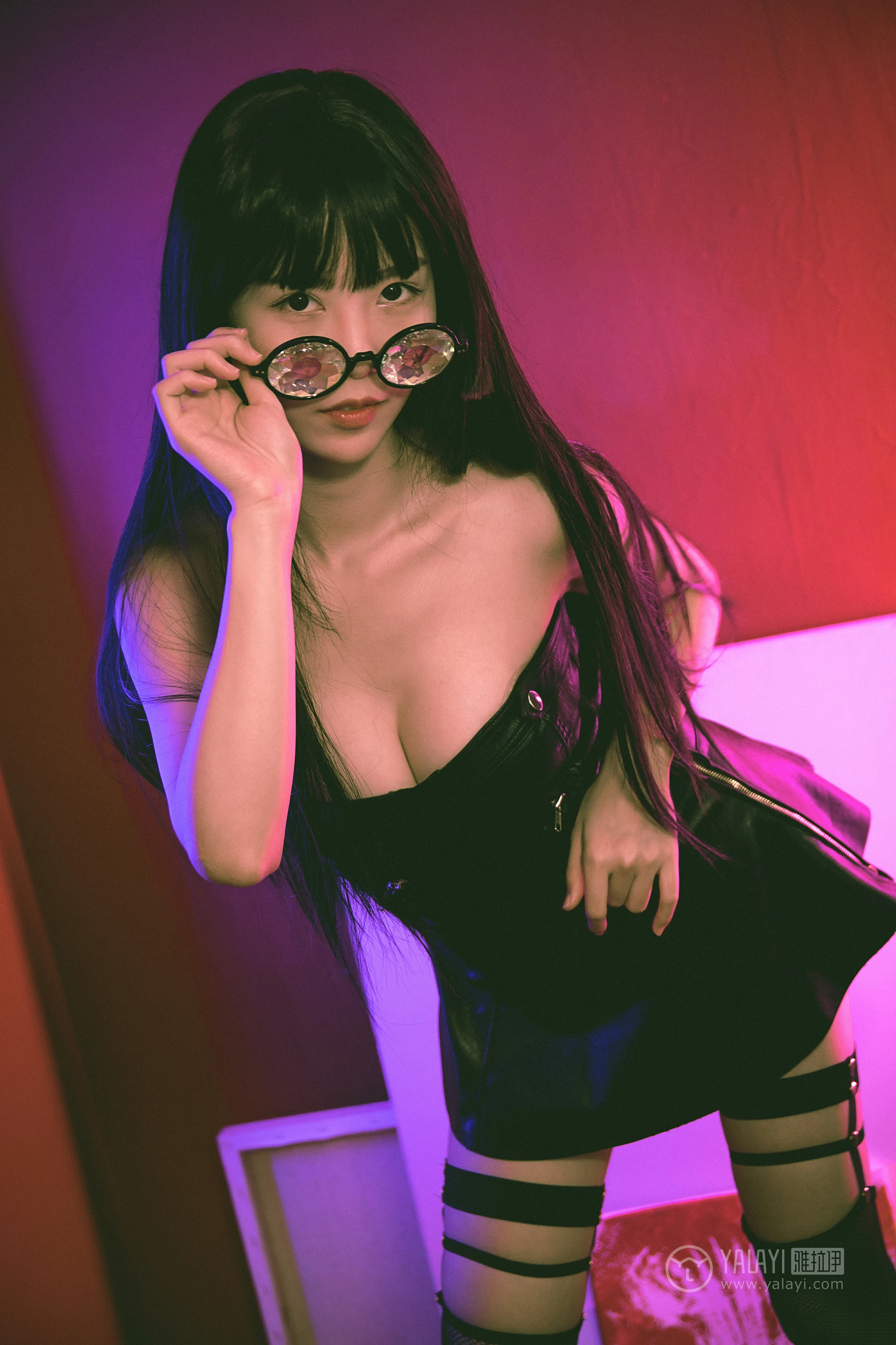 [YALAYI雅拉伊] No.275 霓虹 抖抖儿 黑色塑身上衣与短裙加黑色丝袜美腿性感私房写真集第2张