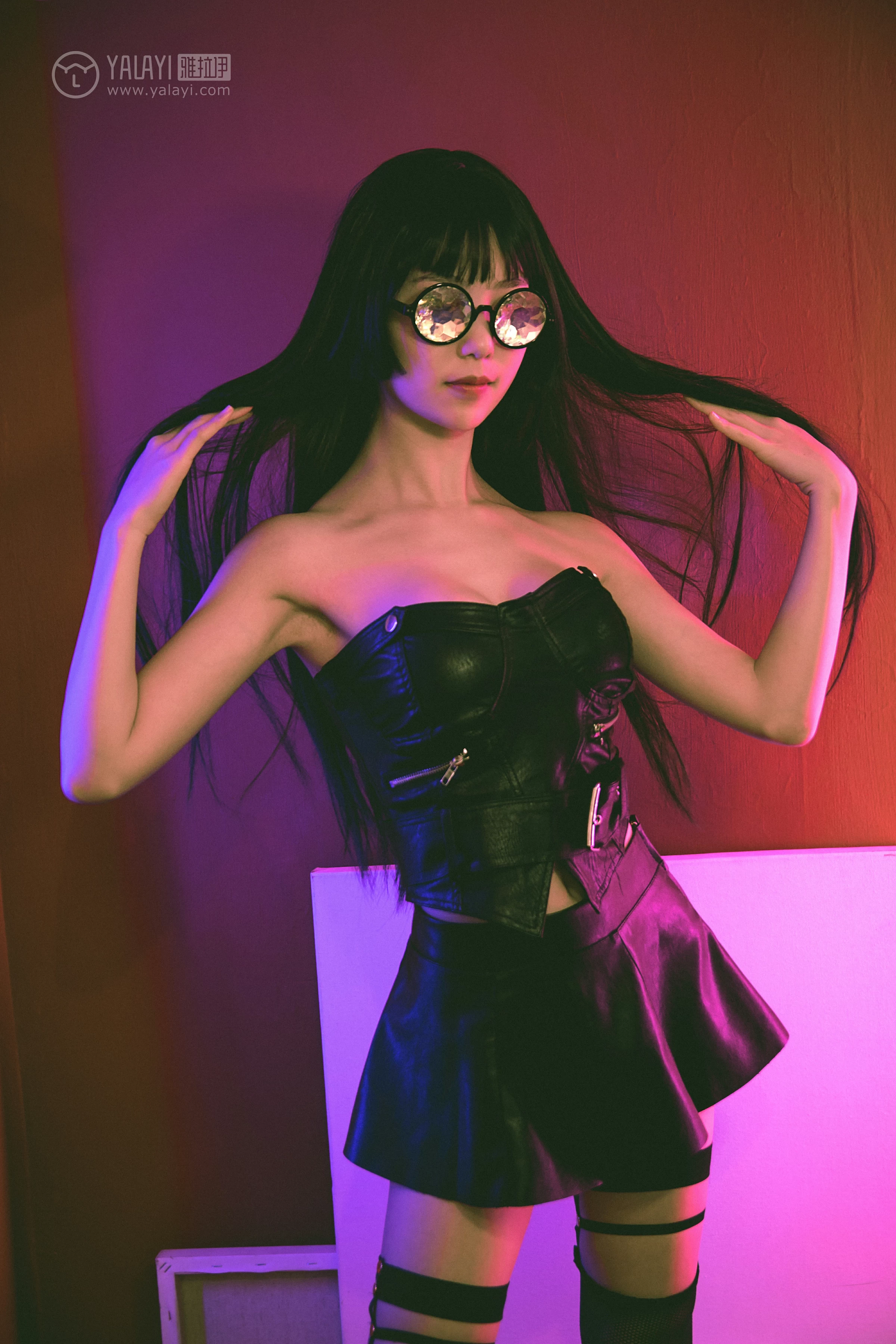 [YALAYI雅拉伊] No.275 霓虹 抖抖儿 黑色塑身上衣与短裙加黑色丝袜美腿性感私房写真集第5张