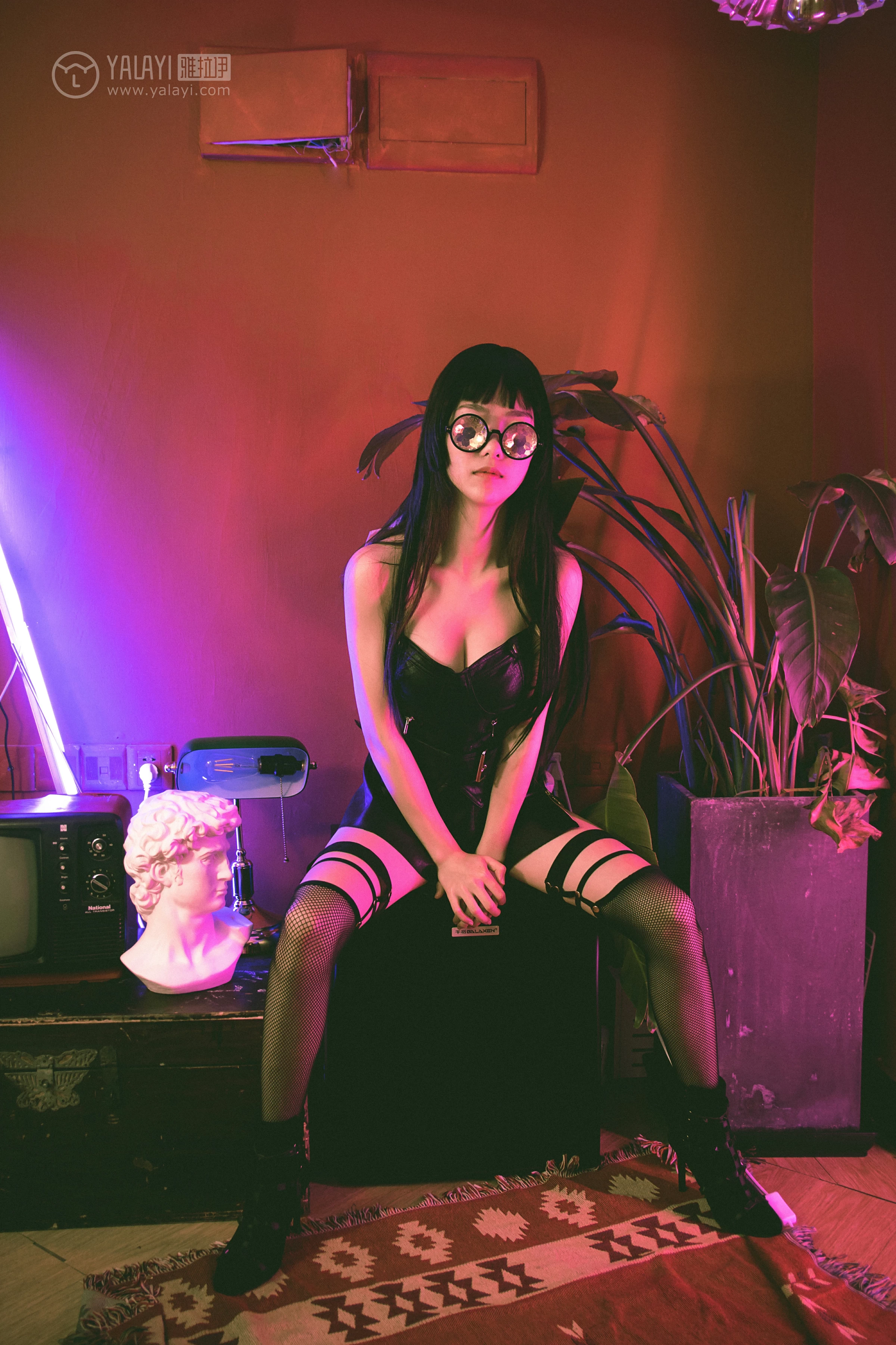 [YALAYI雅拉伊] No.275 霓虹 抖抖儿 黑色塑身上衣与短裙加黑色丝袜美腿性感私房写真集第11张