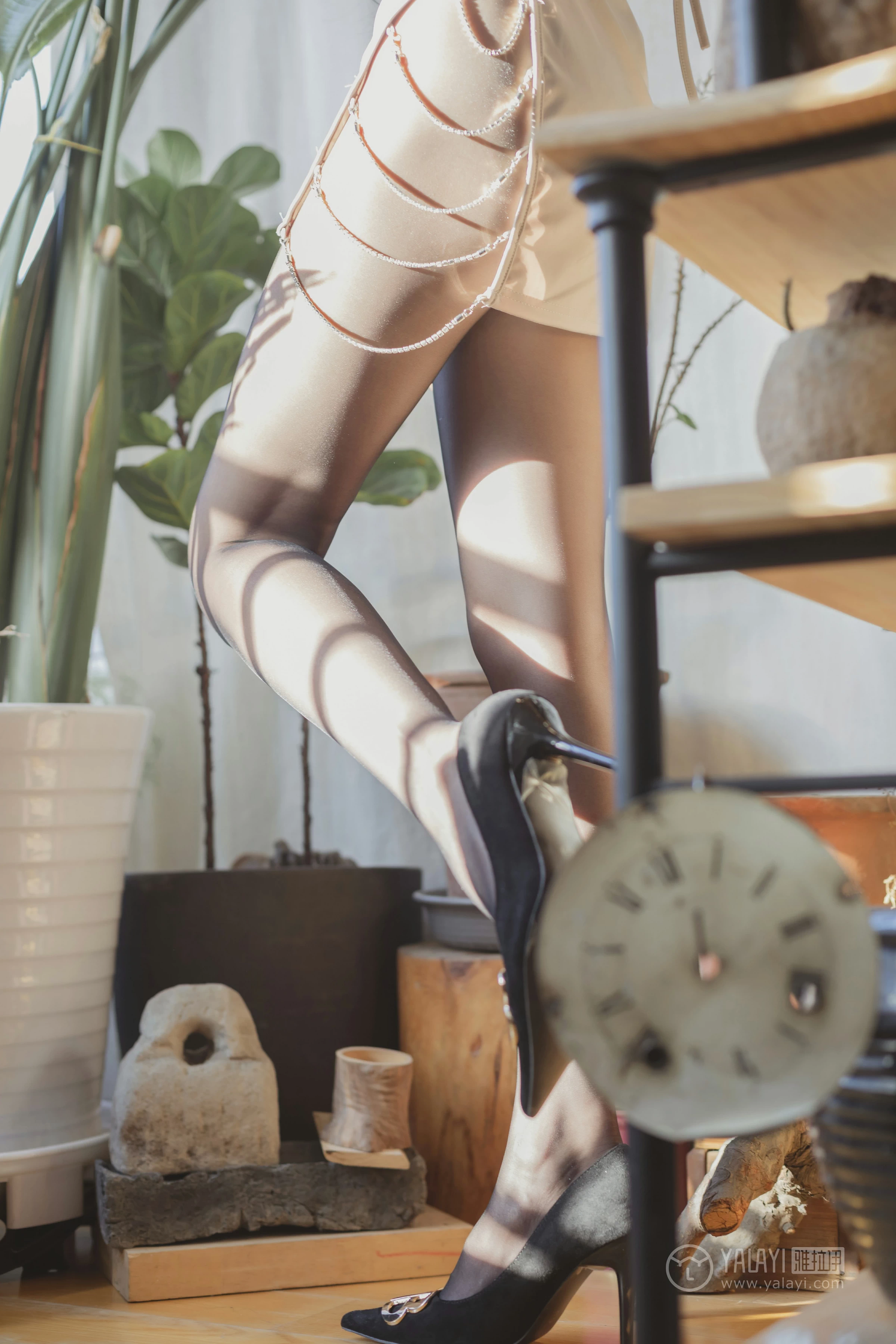 [YALAYI雅拉伊]No.299 香蜜 凉儿 米色裸背连身裙加黑色丝袜美腿性感私房写真集第9张