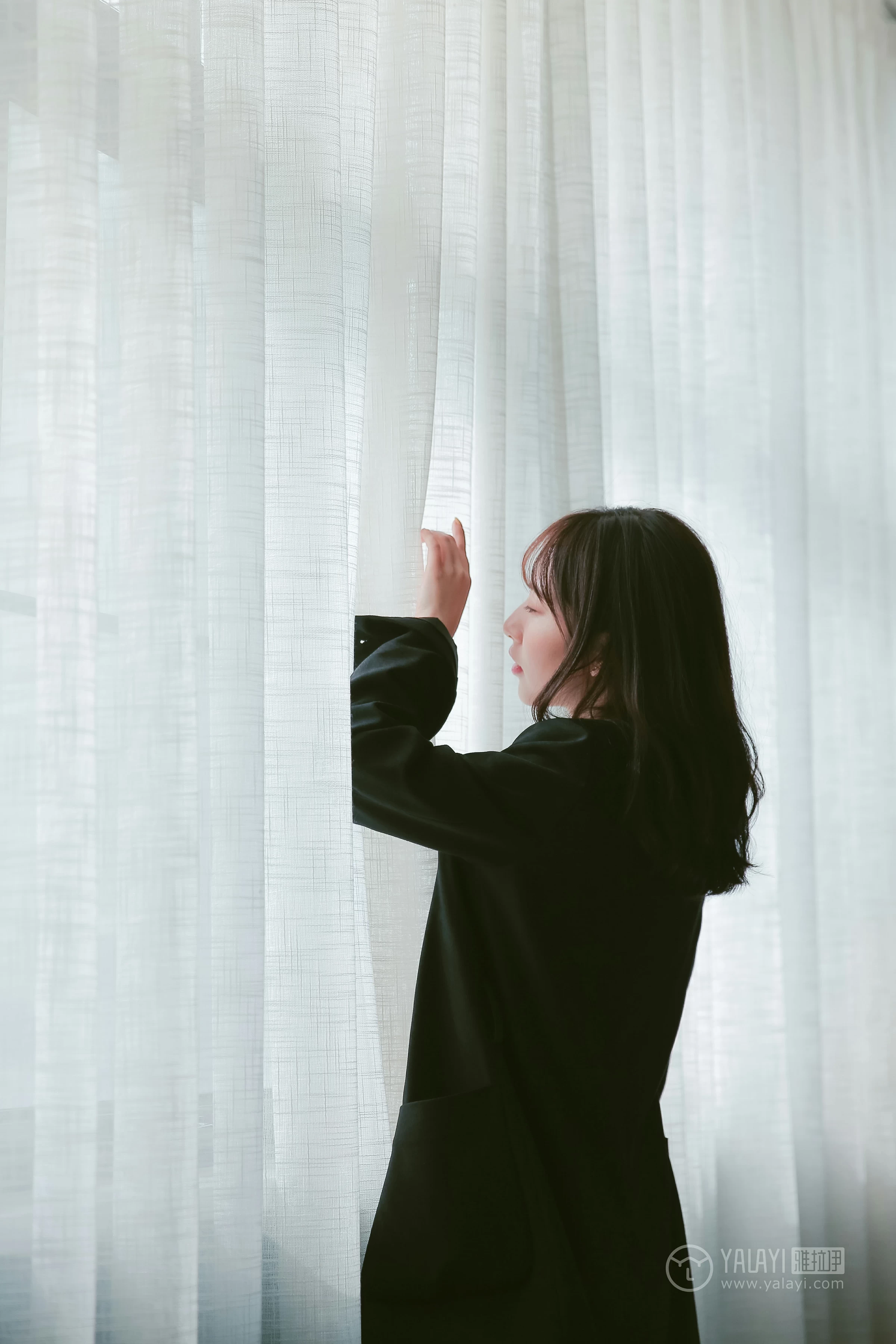 [YALAYI雅拉伊]No.308 蓝色房子 蓝心 黑色外套加蓝色连身制服裙性感私房写真集第2张