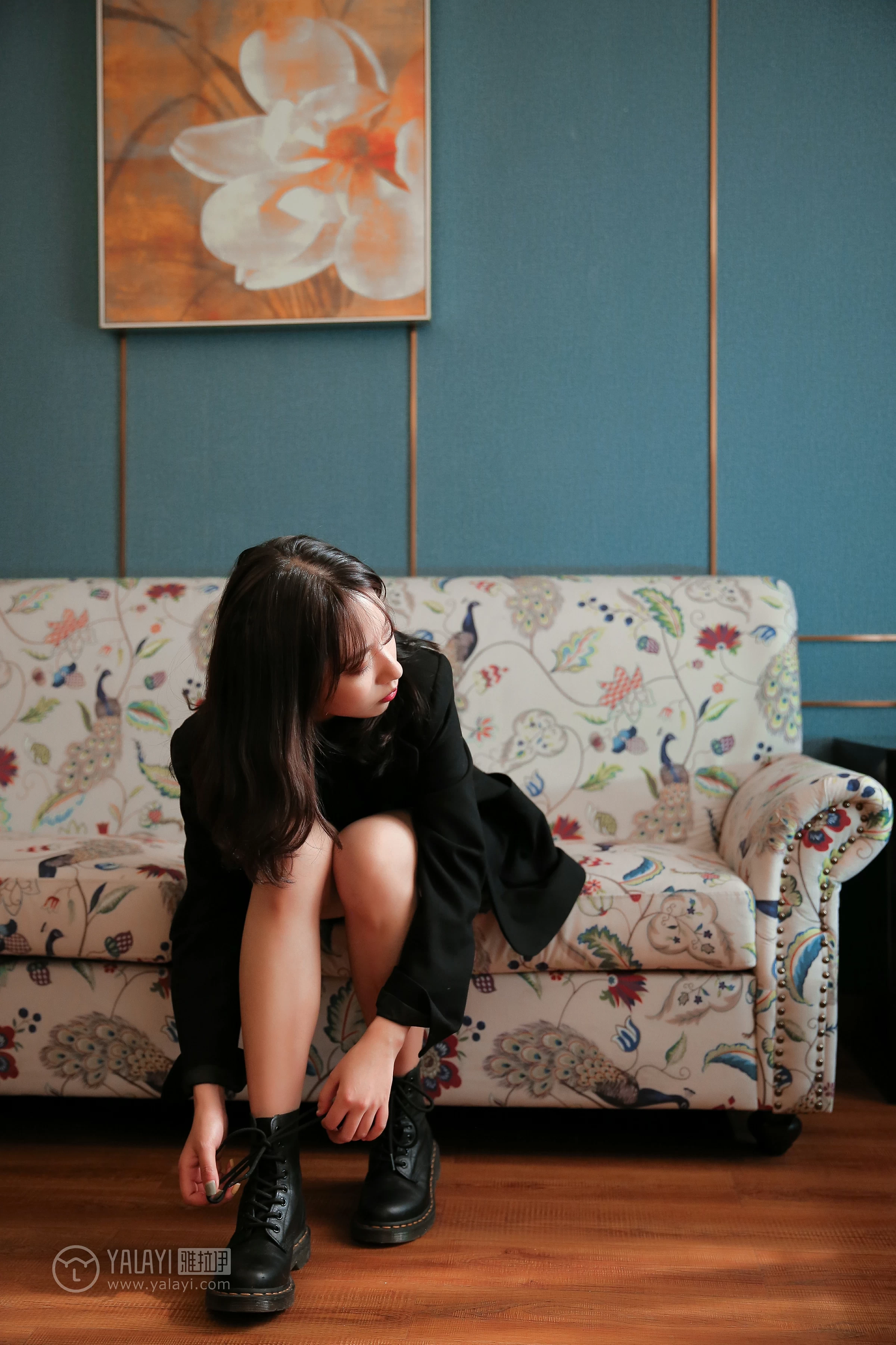 [YALAYI雅拉伊]No.308 蓝色房子 蓝心 黑色外套加蓝色连身制服裙性感私房写真集第4张