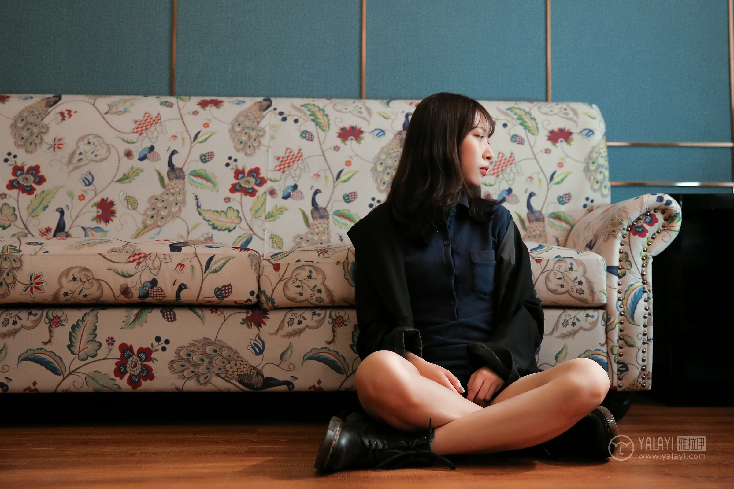 [YALAYI雅拉伊]No.308 蓝色房子 蓝心 黑色外套加蓝色连身制服裙性感私房写真集第4张