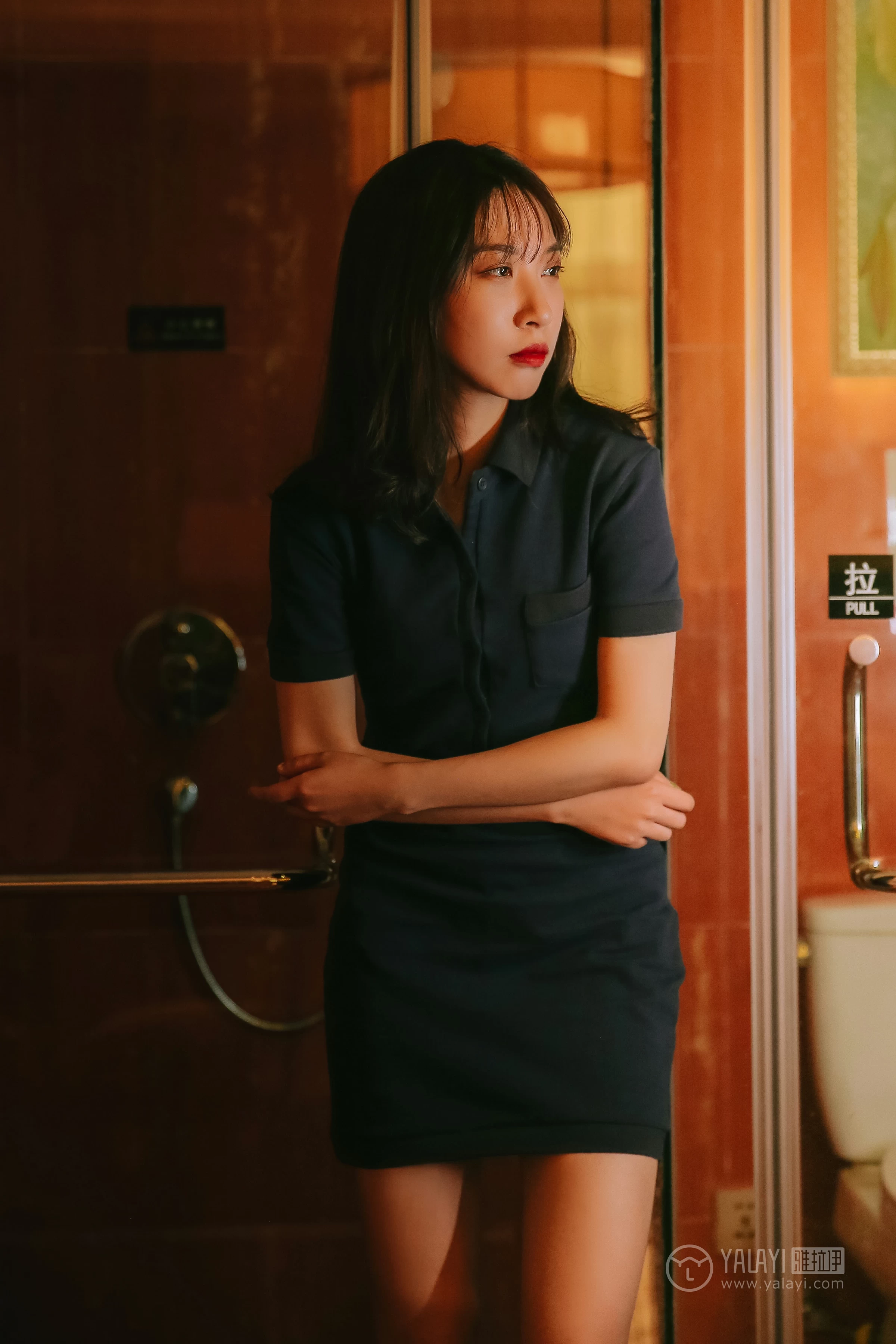 [YALAYI雅拉伊]No.308 蓝色房子 蓝心 黑色外套加蓝色连身制服裙性感私房写真集第9张