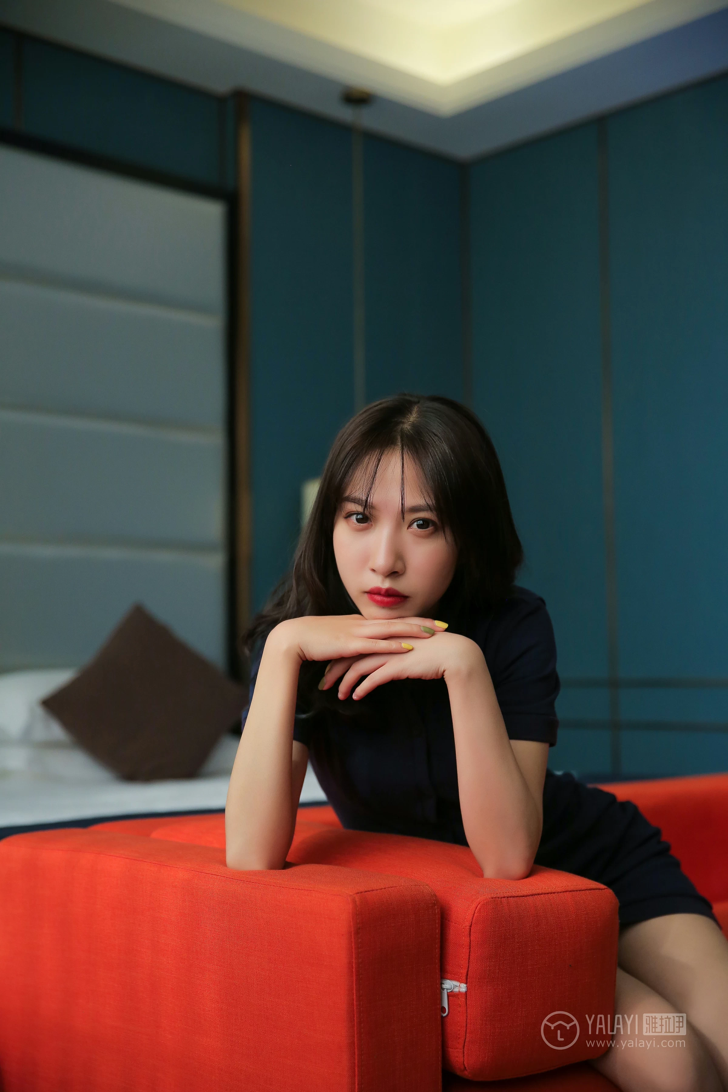 [YALAYI雅拉伊]No.308 蓝色房子 蓝心 黑色外套加蓝色连身制服裙性感私房写真集第13张