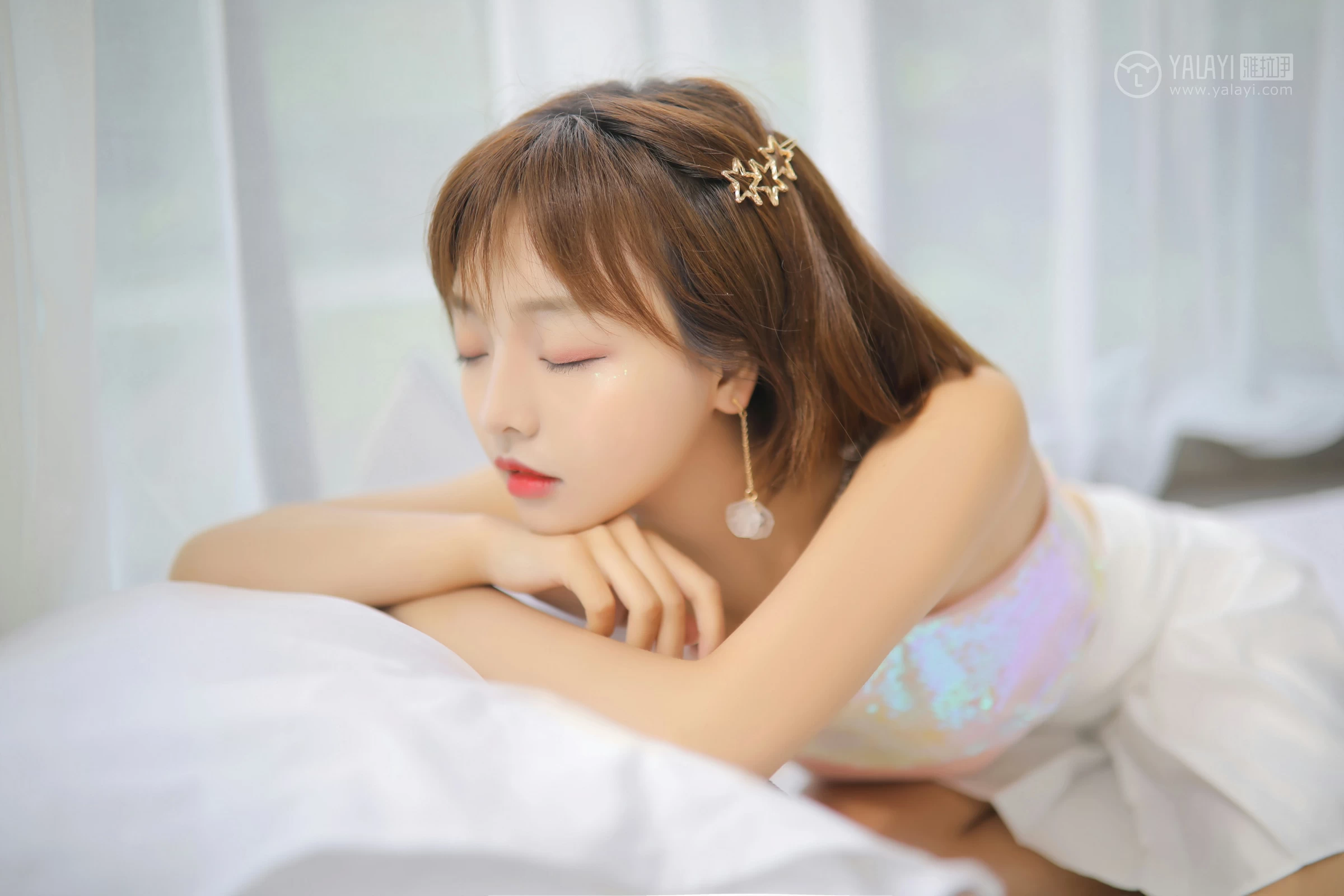 [YALAYI雅拉伊]No.313 甜 肖霄 粉色吊带小背心加白色短裙清纯可爱私房写真集第1张