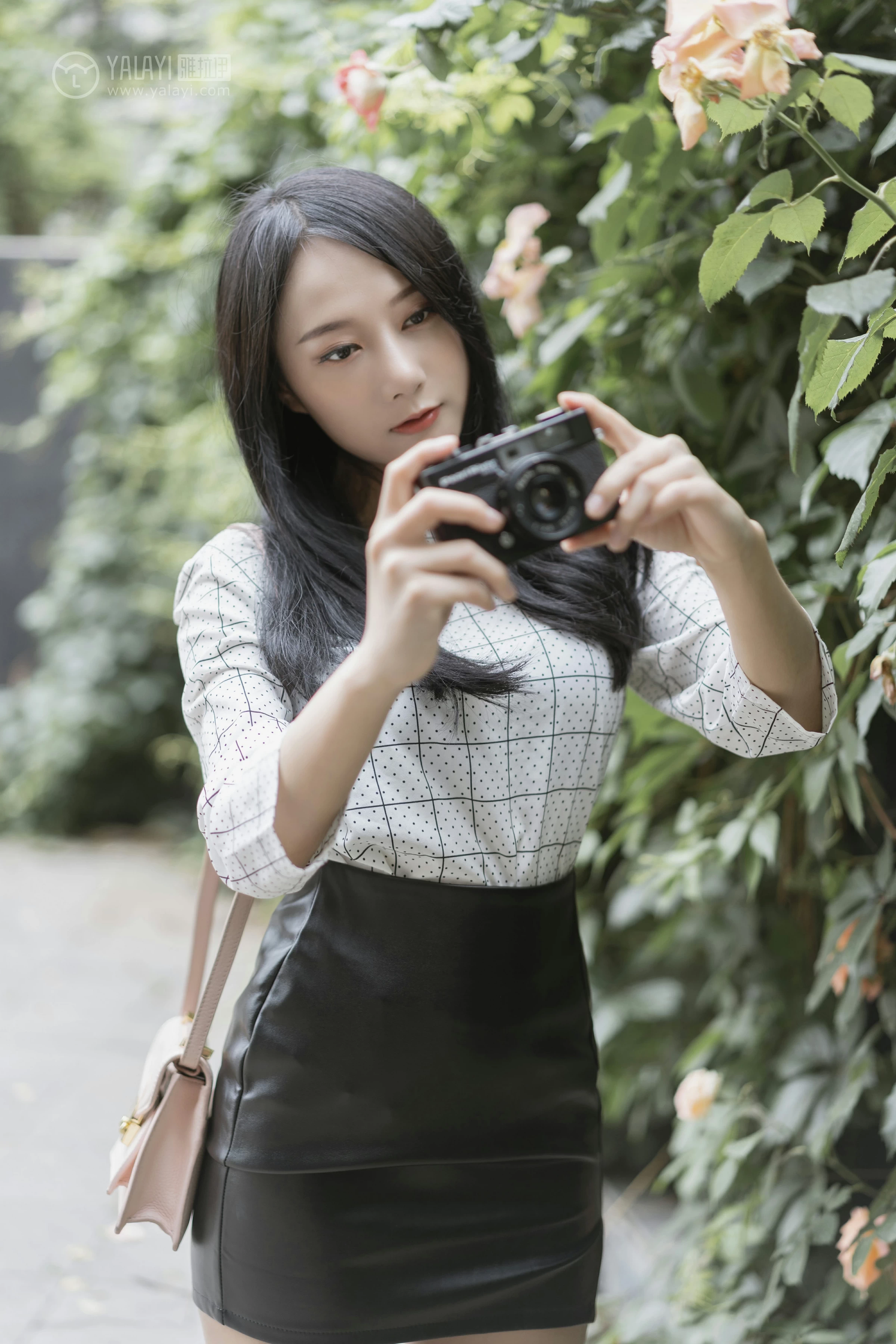 [YALAYI雅拉伊]No.322 女白领的私生活1 何嘉颖 白色衬衫加黑色短裙性感私房写真集第11张