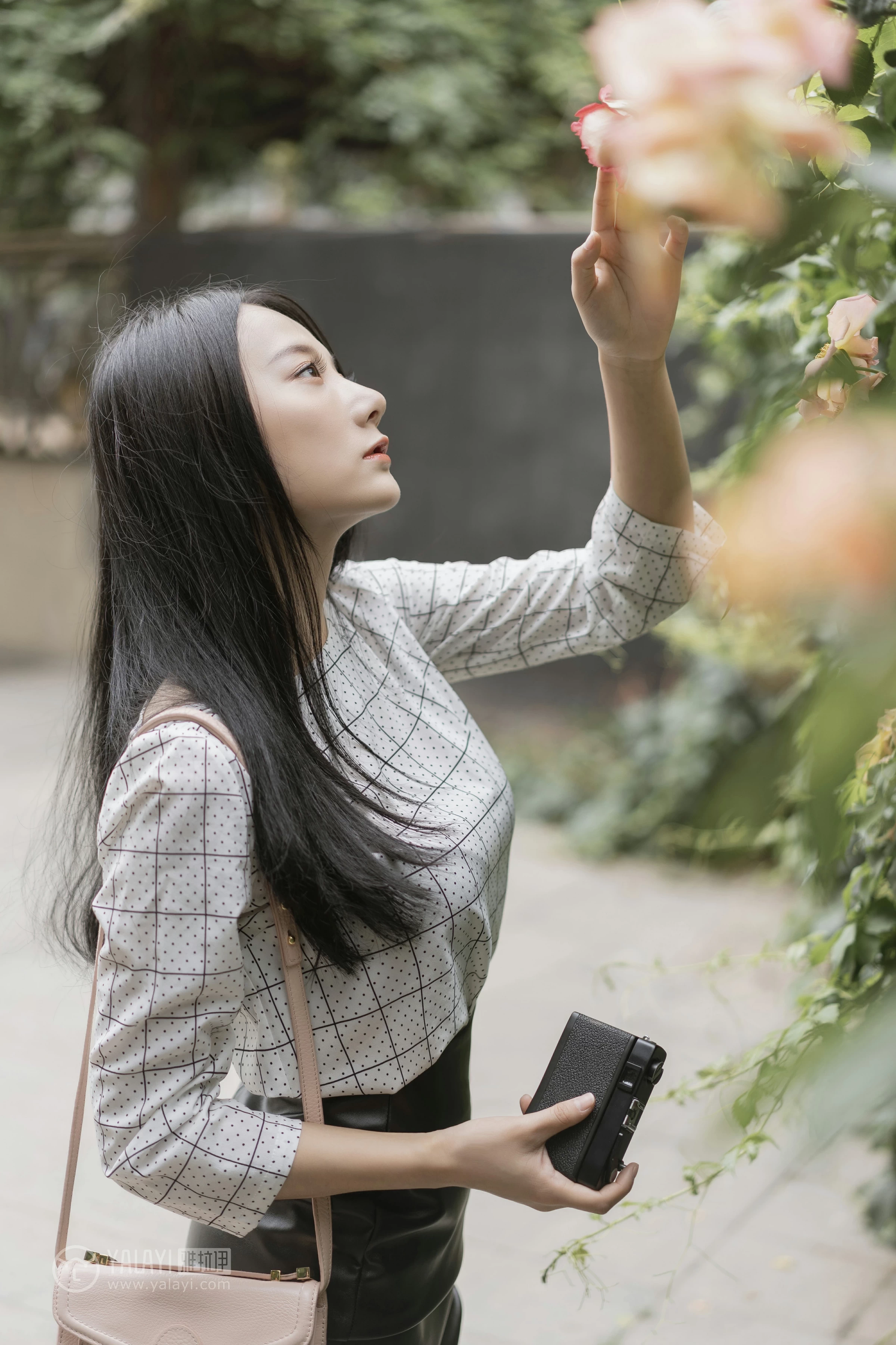 [YALAYI雅拉伊]No.322 女白领的私生活1 何嘉颖 白色衬衫加黑色短裙性感私房写真集第12张