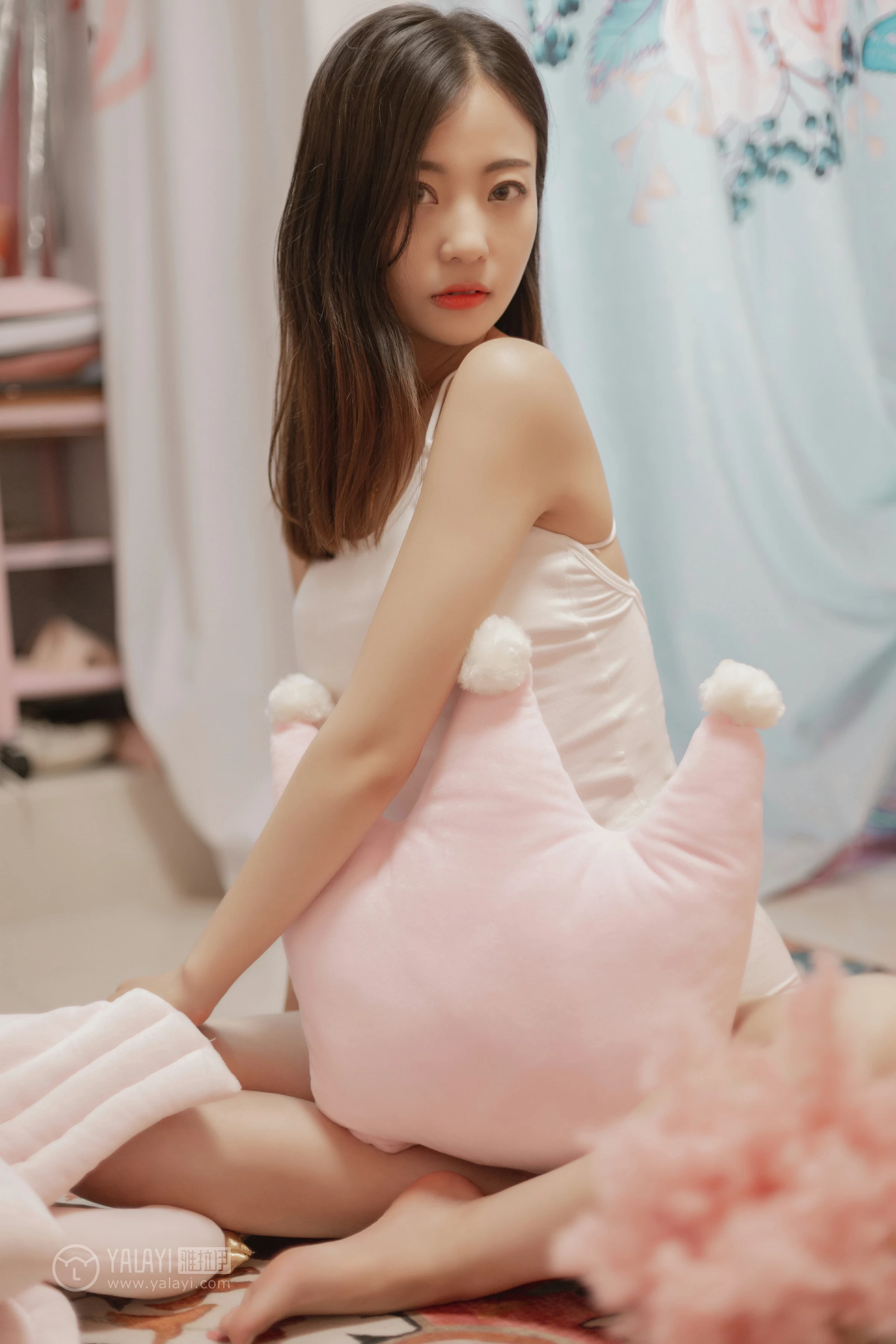 [YALAYI雅拉伊]No.327 粉色恋爱季 高若童 白色性感小背心加白色内衣居家私房写真集第8张