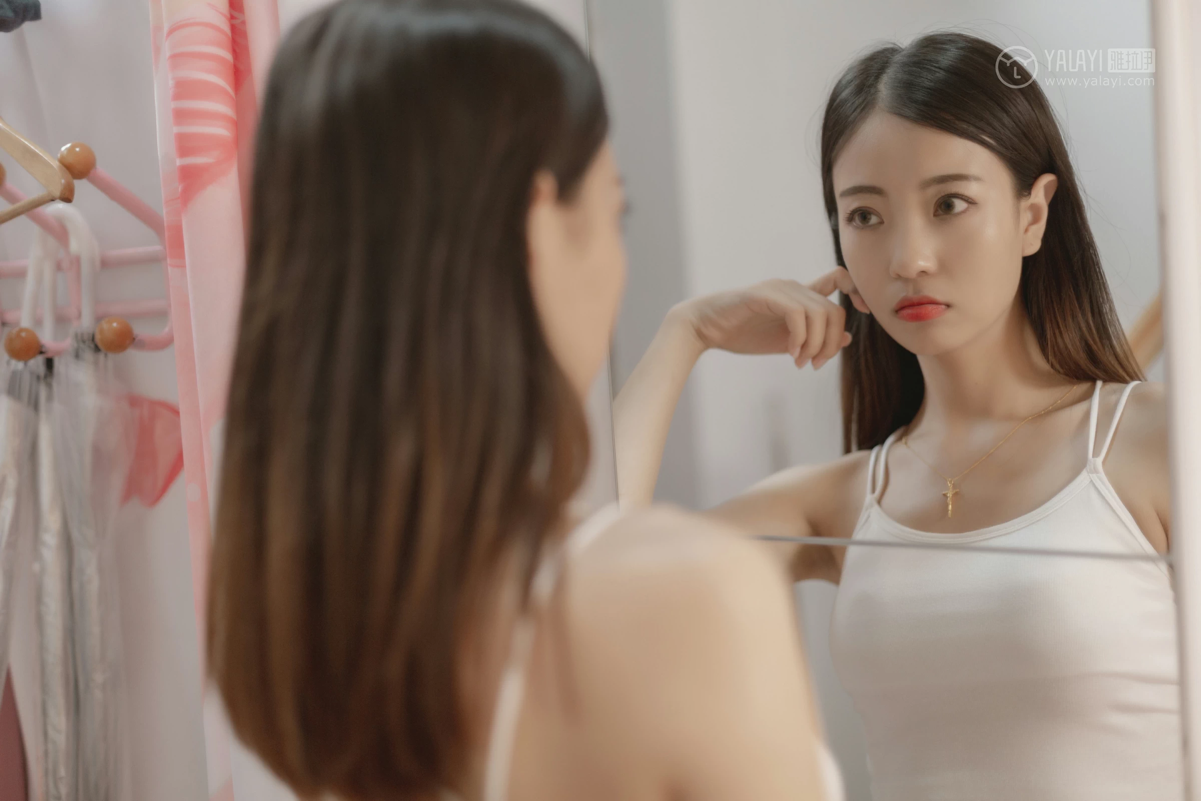 [YALAYI雅拉伊]No.327 粉色恋爱季 高若童 白色性感小背心加白色内衣居家私房写真集第10张