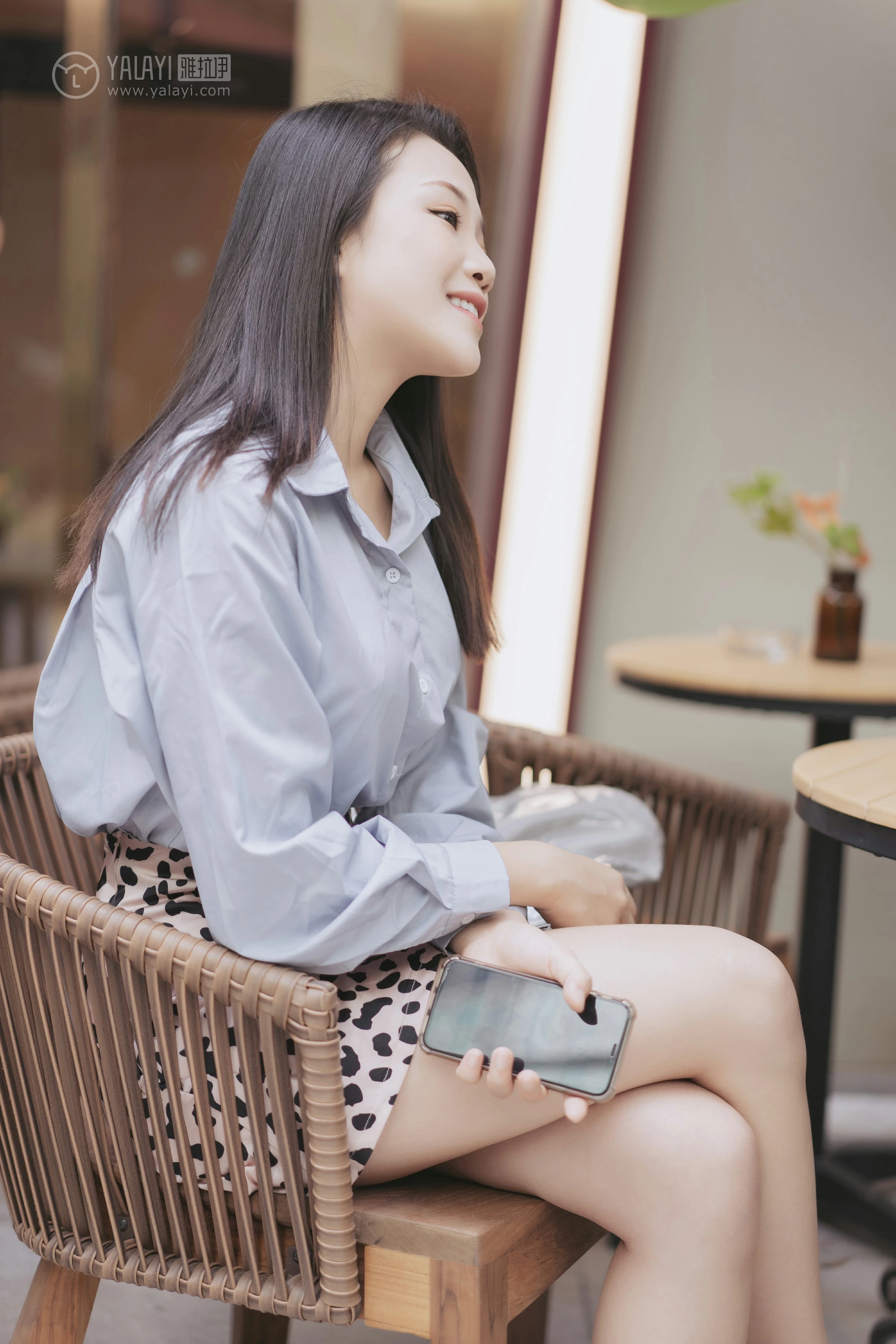 [YALAYI雅拉伊]No.330 假日出行 洋儿 蓝色衬衫加豹纹短裙性感私房写真集第4张