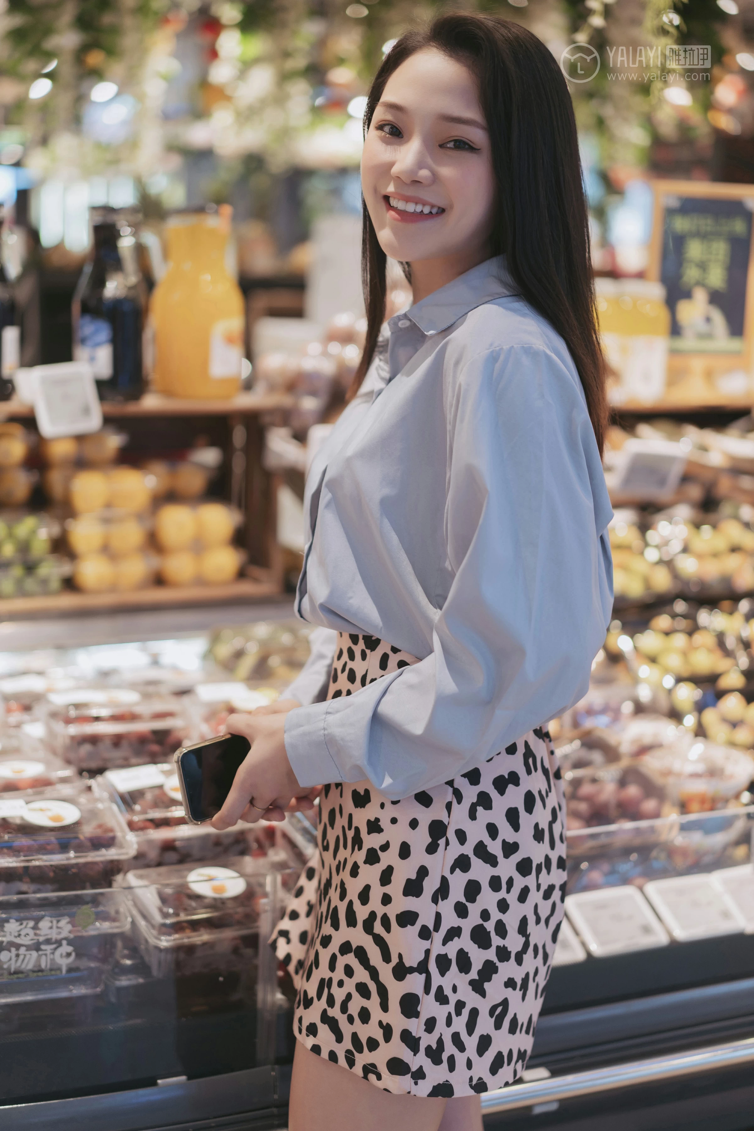 [YALAYI雅拉伊]No.330 假日出行 洋儿 蓝色衬衫加豹纹短裙性感私房写真集第8张