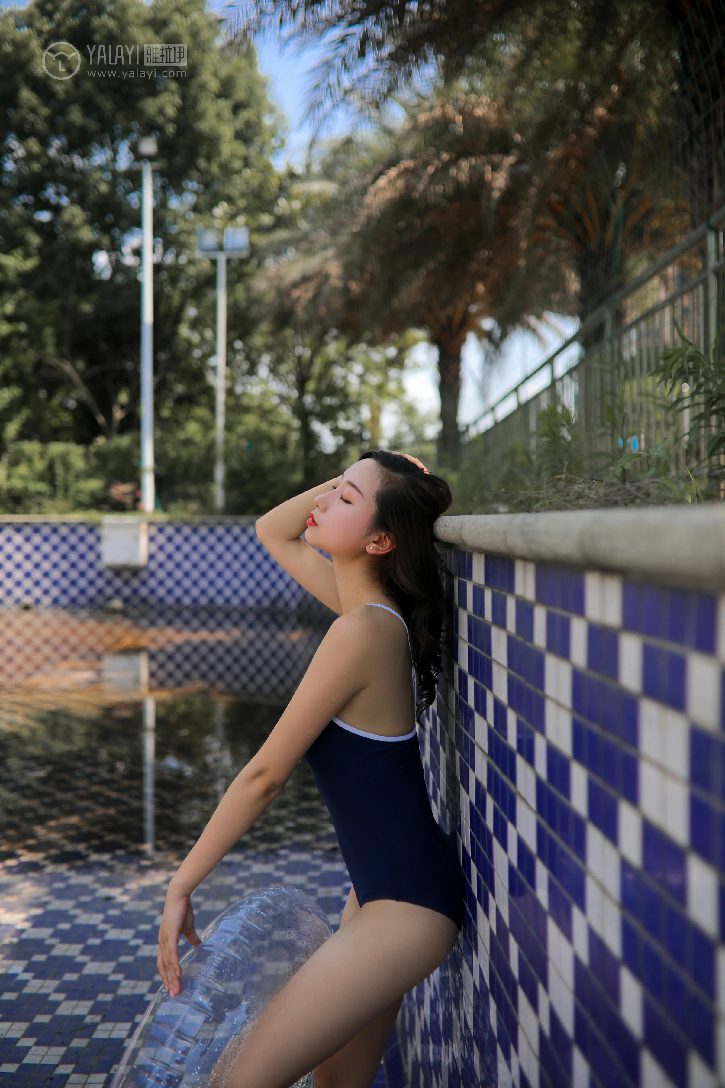 [YALAYI雅拉伊]No.333 海的味道 晓琦 蓝色紧身连体比基尼泳装性感私房写真集第9张