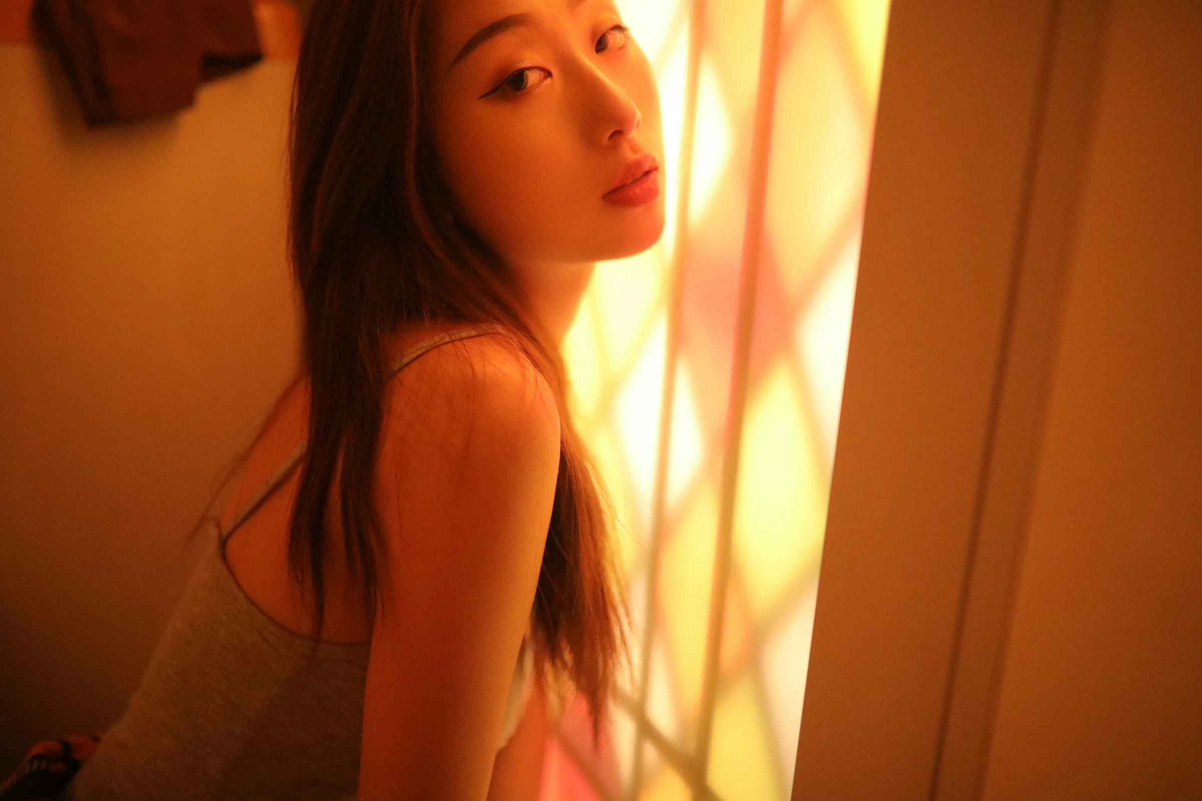 [YALAYI雅拉伊]No.336 余波荡漾 晓琦 灰色性感小背心加白色透视镂空内衣私房写真集第8张