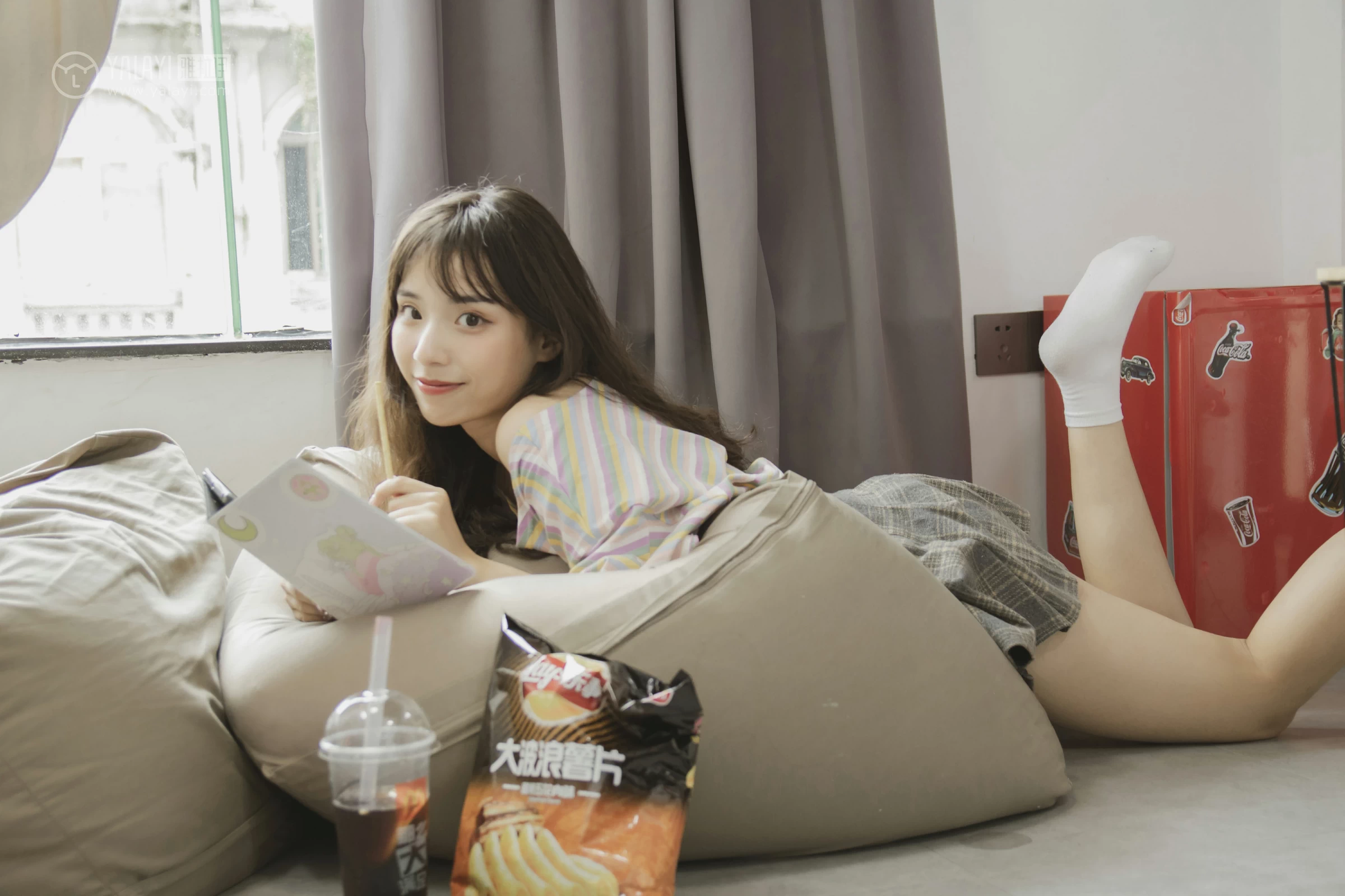 [YALAYI雅拉伊]No.340 氧气女孩 阿橙 条纹短袖加灰色短裙清纯可爱私房写真集第9张