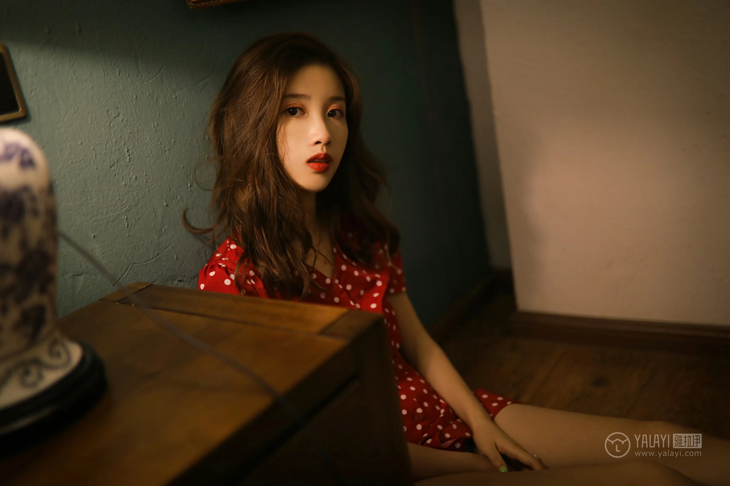 [YALAYI雅拉伊]No.347 失眠夜 圈圈 红色亮点连衣裙居家私房写真集第2张
