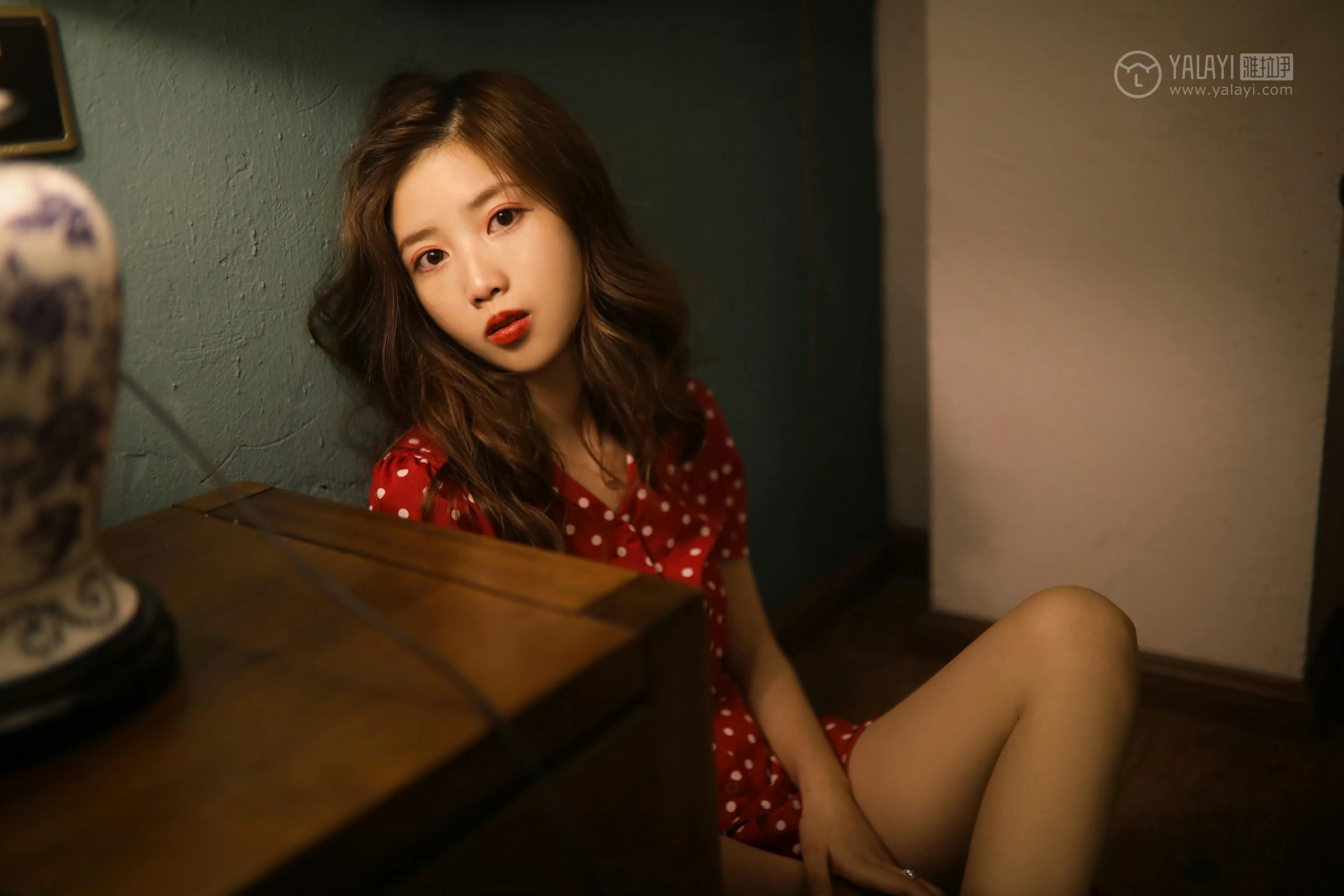 [YALAYI雅拉伊]No.347 失眠夜 圈圈 红色亮点连衣裙居家私房写真集第2张